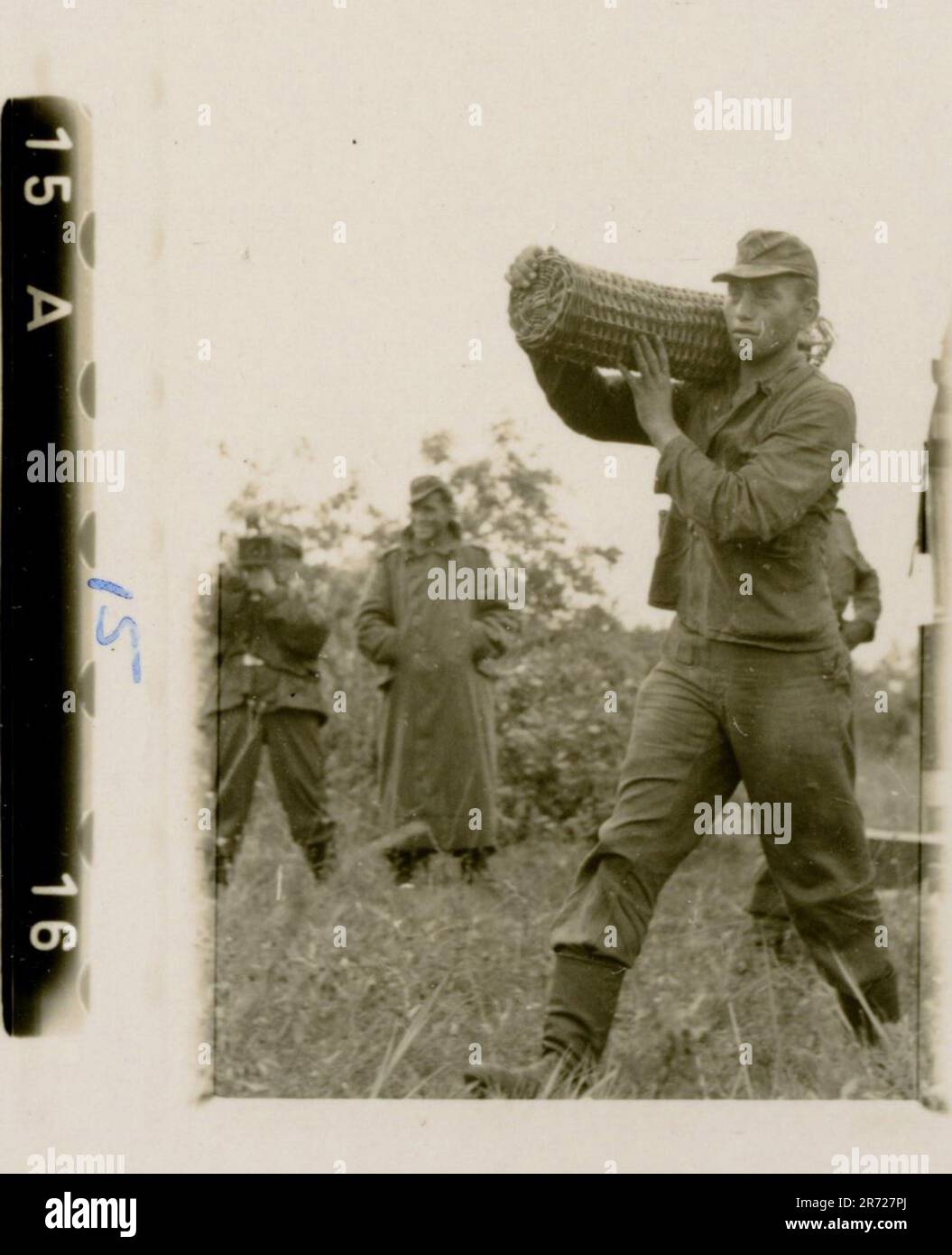 SS-Fotograf Büschel von der Leibstandarte Adolf Hitler in Russland und Italien 1943. Soldaten in Aktion, Tiger IS und StuGs starten, Artillerie und Infanterie-Vormarsch. Zerstörte russische Rüstung, formelles Abendessen inmitten des Chaos, Auszeichnungen, Fußball löst Spannungen, ein Blick auf Rom und die beschlagnahmte italienische Ausrüstung offenbaren die Komplexität des Krieges Stockfoto