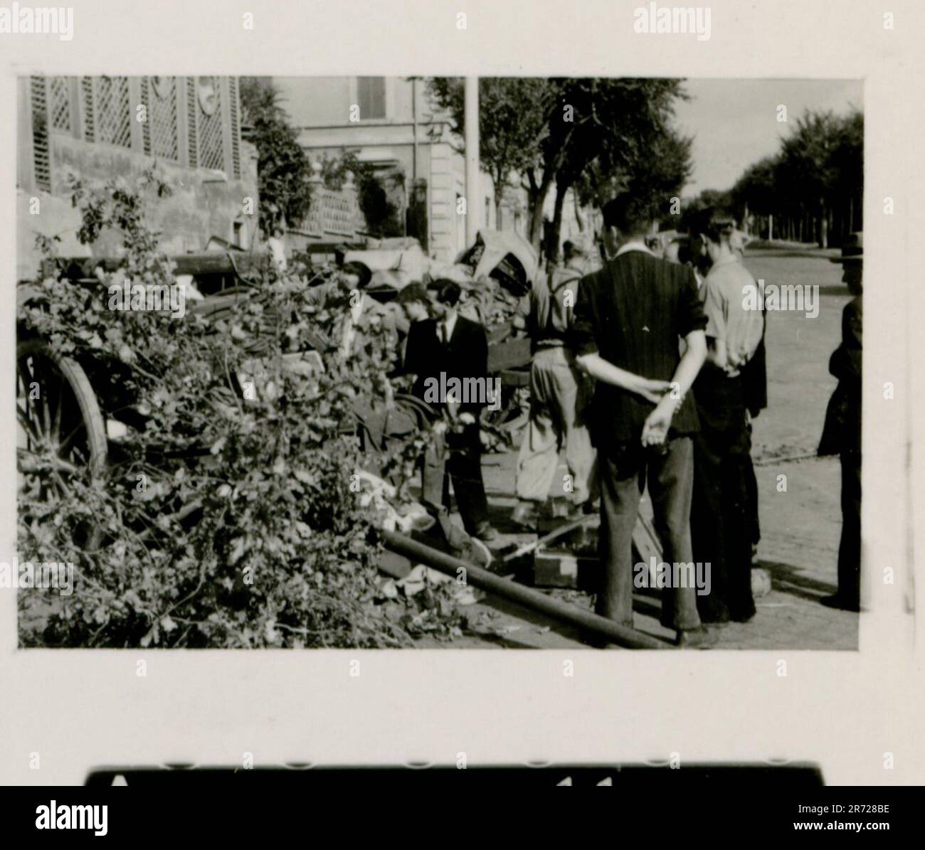 SS-Fotograf Büschel von der Leibstandarte Adolf Hitler in Russland und Italien 1943. Soldaten in Aktion, Tiger IS und StuGs starten, Artillerie und Infanterie-Vormarsch. Zerstörte russische Rüstung, formelles Abendessen inmitten des Chaos, Auszeichnungen, Fußball löst Spannungen, ein Blick auf Rom und die beschlagnahmte italienische Ausrüstung offenbaren die Komplexität des Krieges Stockfoto