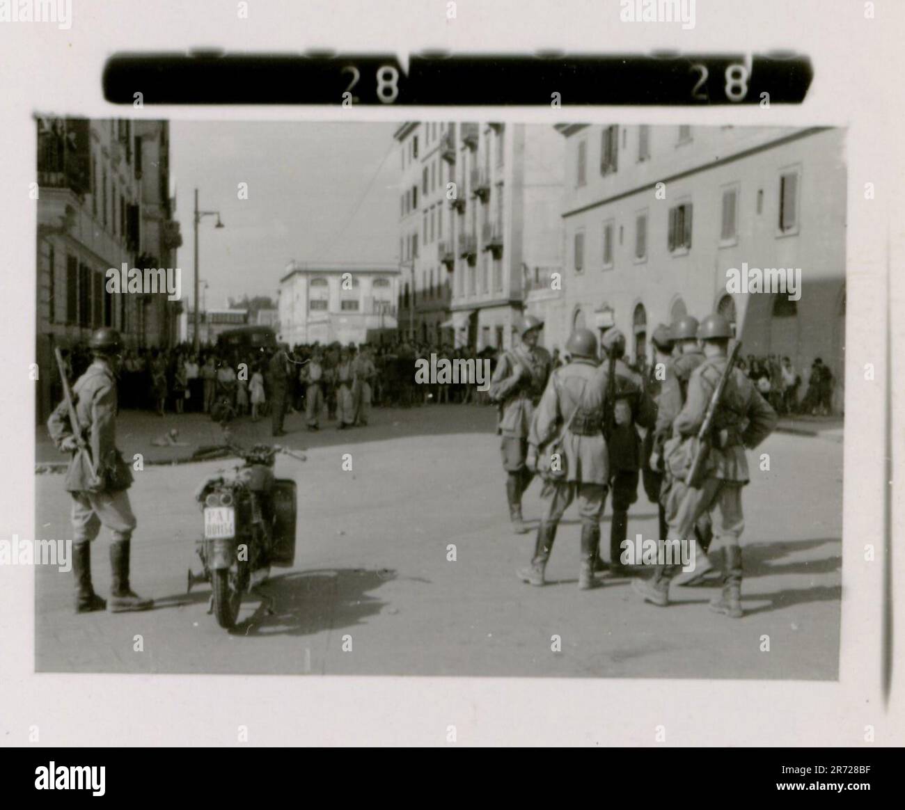 SS-Fotograf Büschel von der Leibstandarte Adolf Hitler in Russland und Italien 1943. Soldaten in Aktion, Tiger IS und StuGs starten, Artillerie und Infanterie-Vormarsch. Zerstörte russische Rüstung, formelles Abendessen inmitten des Chaos, Auszeichnungen, Fußball löst Spannungen, ein Blick auf Rom und die beschlagnahmte italienische Ausrüstung offenbaren die Komplexität des Krieges Stockfoto