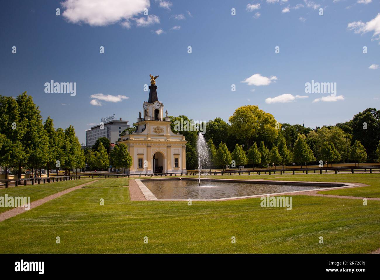 Gärten des Branicki-Palastes und Eingangstor 13.06.2023 Bialystok Polen. Wunderschöner Springbrunnen und historisches Tor am Palace Branicki. Stockfoto