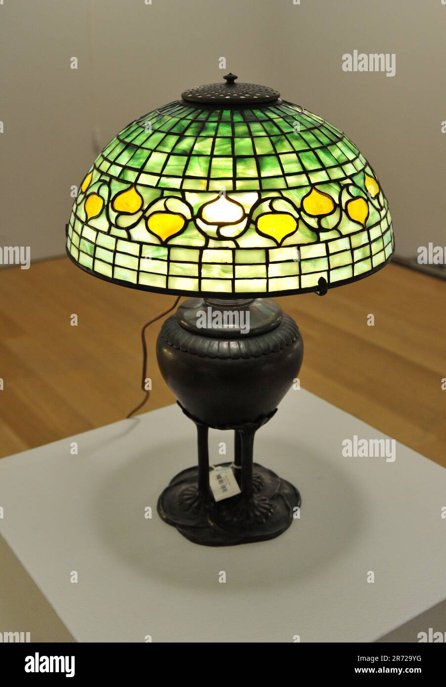 New York, USA. 09. Juni 2023. Tiffany Studios Acorn LAMP, geschätzter Wert 6-8.000, aus der Sammlung von Ann und Gordon Getty, ausgestellt bei Christie's in New York, NY am 9. Juni 2023. (Foto: Stephen Smith/SIPA USA) Guthaben: SIPA USA/Alamy Live News Stockfoto