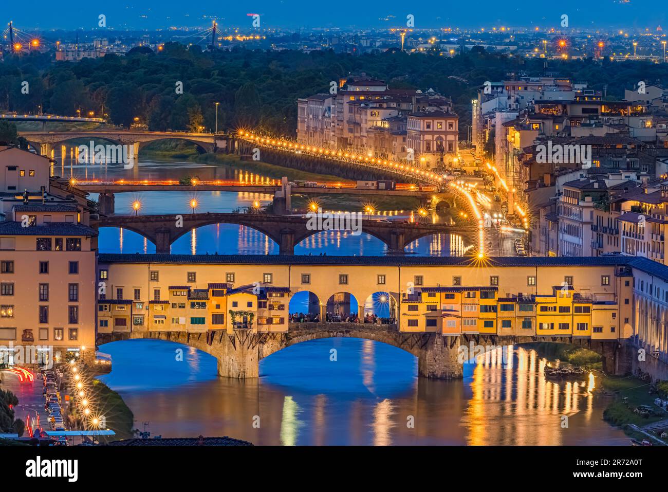 Ein 16:9-Stunden-Foto von einem Abend in der Abenddämmerung an der Brücke Ponte Vecchio in Florenz, Italien. Die alte Brücke erstreckt sich über den Fluss Arno en und füllt die Skylin Stockfoto