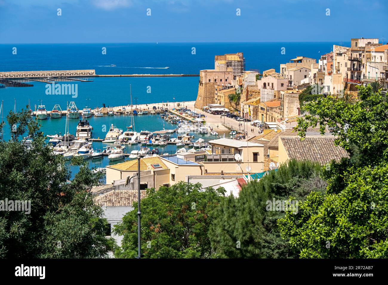 Erhöhte Aussicht auf den Hafen von Castellammare del Golfo. Trapani, Sizilien, Italien, Europa. Stockfoto