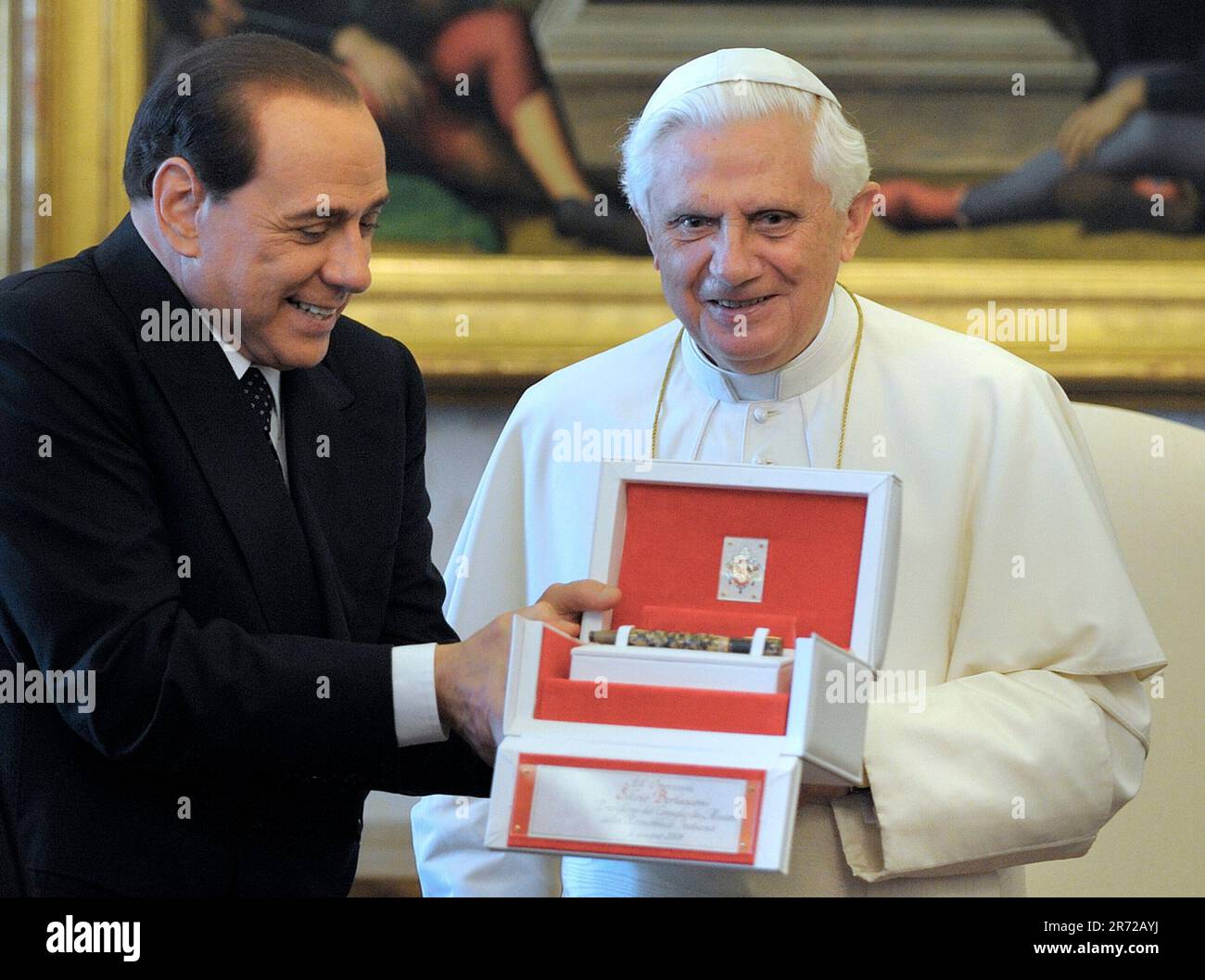 Rom, Italien. 12. Juni 2023. Heute, am 12. Juni 2023, starb der ehemalige italienische Premierminister Silvio Berlusconi. Auf dem Foto: Silvio Berlusconis Treffen mit Papst Benedict XVI/dpa/Alamy Live News Stockfoto