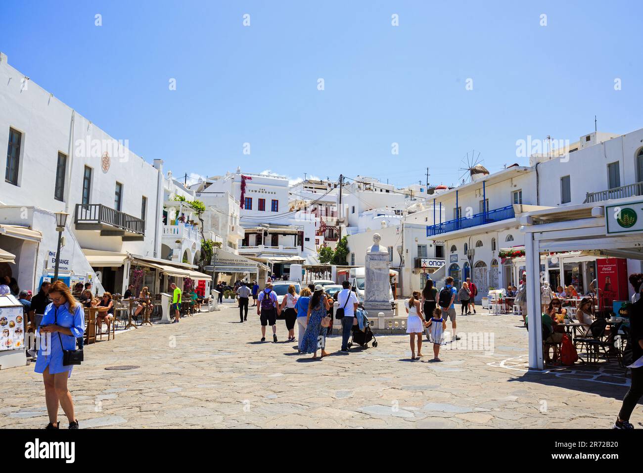 Chora, Mykonos, Griechenland, 2023. Der hübsche Hauptplatz in der