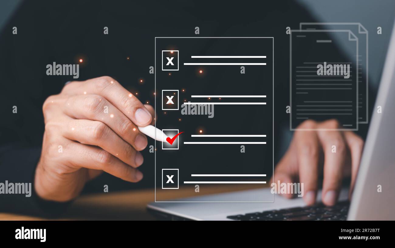 E-Document Management papierloser Arbeitsplatz, E-Signatur, elektronische Signatur, Document Management man unterzeichnet ein elektronisches Dokument auf einem digitalen Dokument b Stockfoto