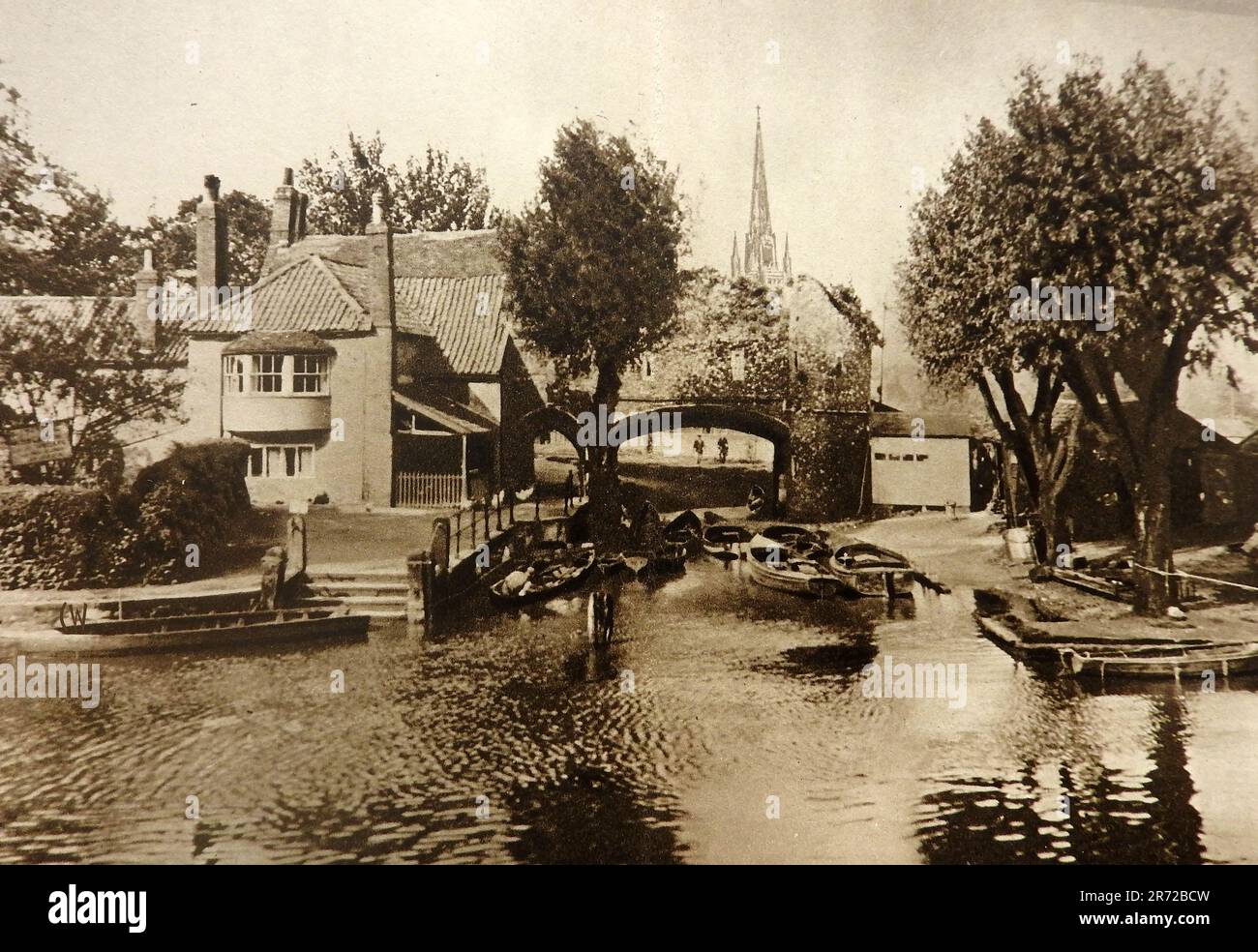 Eine 1933-Ansicht von Pull's Ferry, Norwich, Großbritannien. Es ist ein ehemaliges Fährhaus am Fluss Wensum und diente einst als watergate für die Kathedrale. Es ist nach John Pull benannt, der die Fähre von 1796 bis 1841 leitete und früher Sandling's Ferry war. Die Fähre wurde 1943 eingestellt Stockfoto
