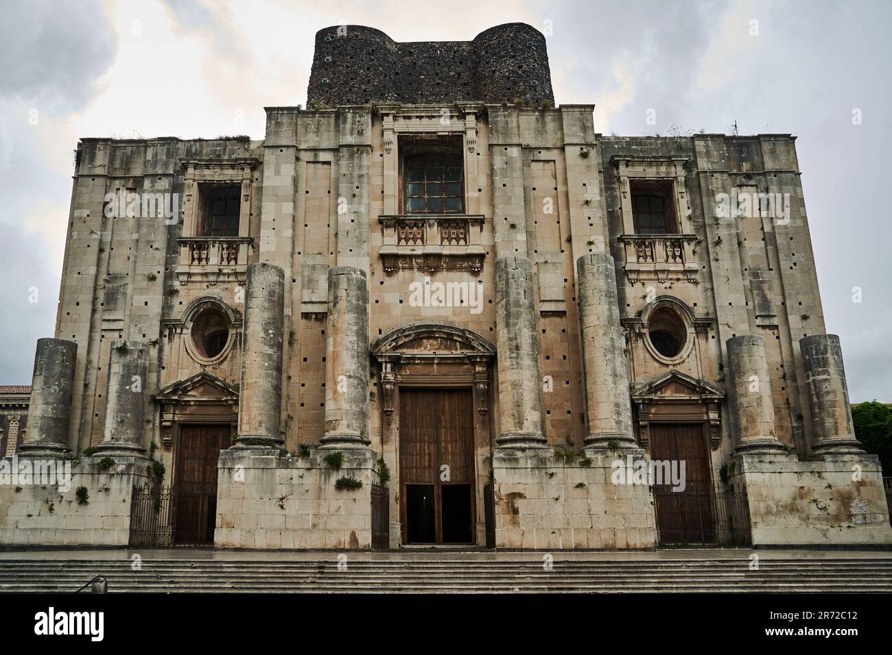 Unvollendete Fassade des historischen Benediktinerklosters San Nicolo l'Arena in der Stadt Catania auf der Insel Sizilien, Italien Stockfoto