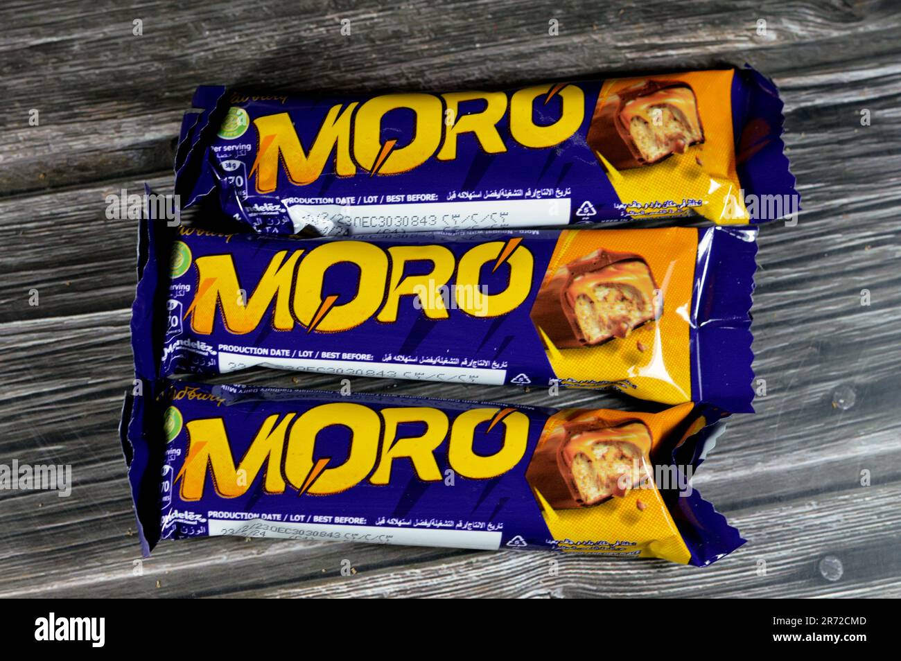 Kairo, Ägypten, Juni 10 2023: Cadbury Moro Chocolate Caramel Bar, eine köstliche Mischung aus knusprigen Erdnüssen, süßem Karamell und einem cremigen Zentrum alles bestrichen i Stockfoto