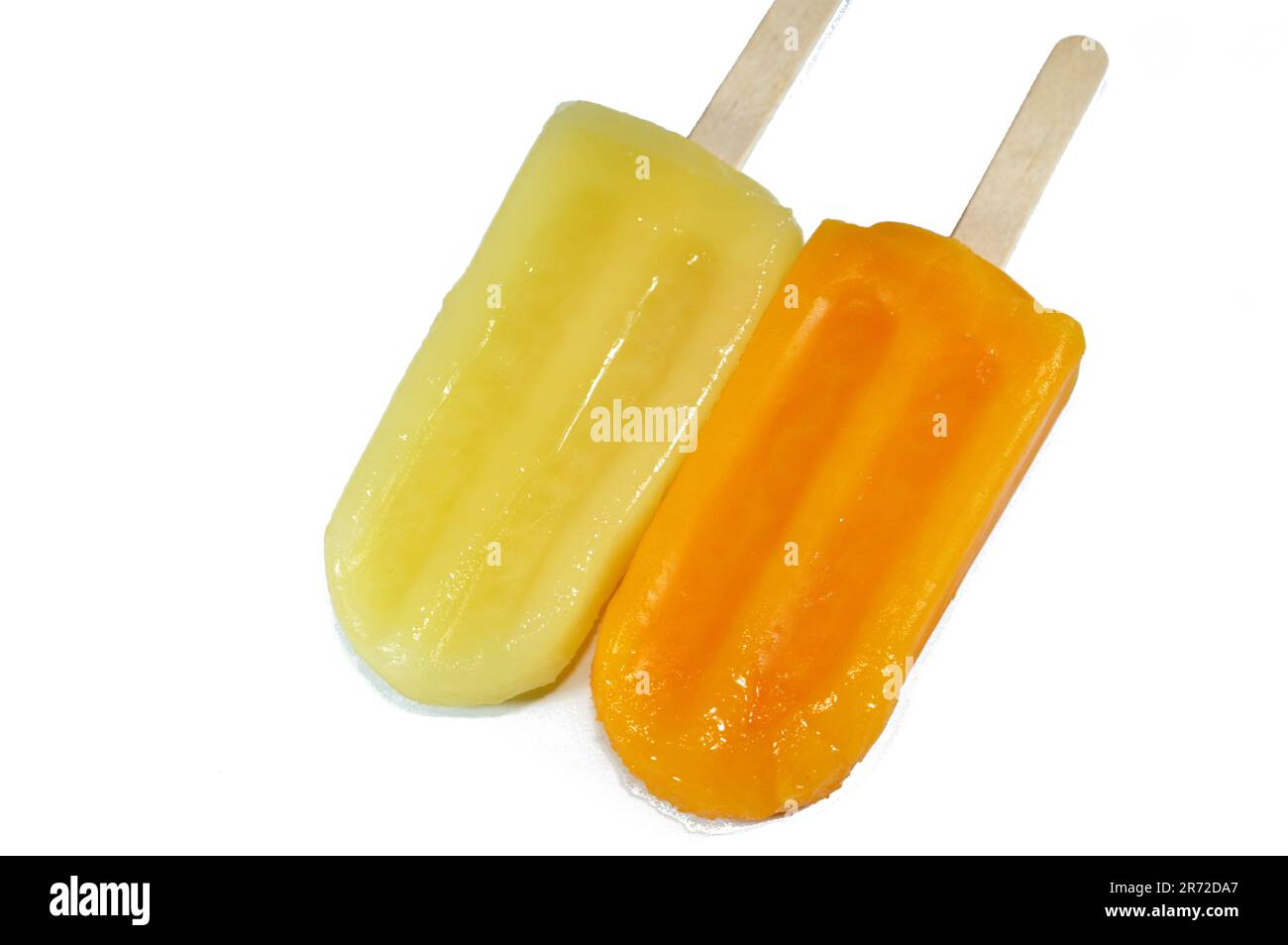 Gefrorene Eisstäbchen aus Mango und Ananas, cremige und köstliche gefrorene Desserts, Konzept der süßen Sommerzeiten, gefrorene Snacks mit Eis Stockfoto