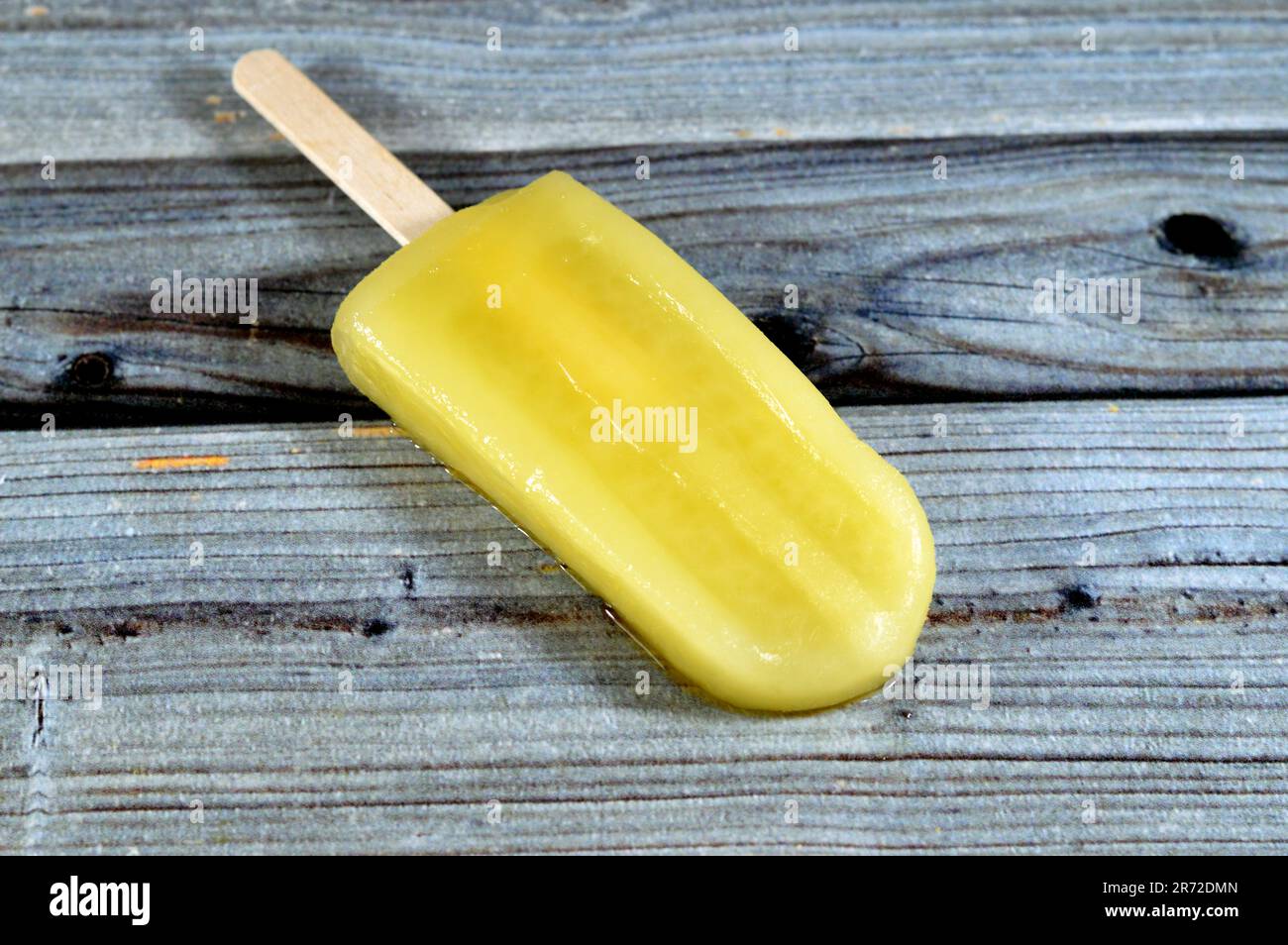 Pineapple Frozen Ice Cream Stick, ein cremiges und köstliches gefrorenes Dessert, Konzept der süßen Sommerzeit, gefrorene Snackspezialität mit Eis, Selec Stockfoto