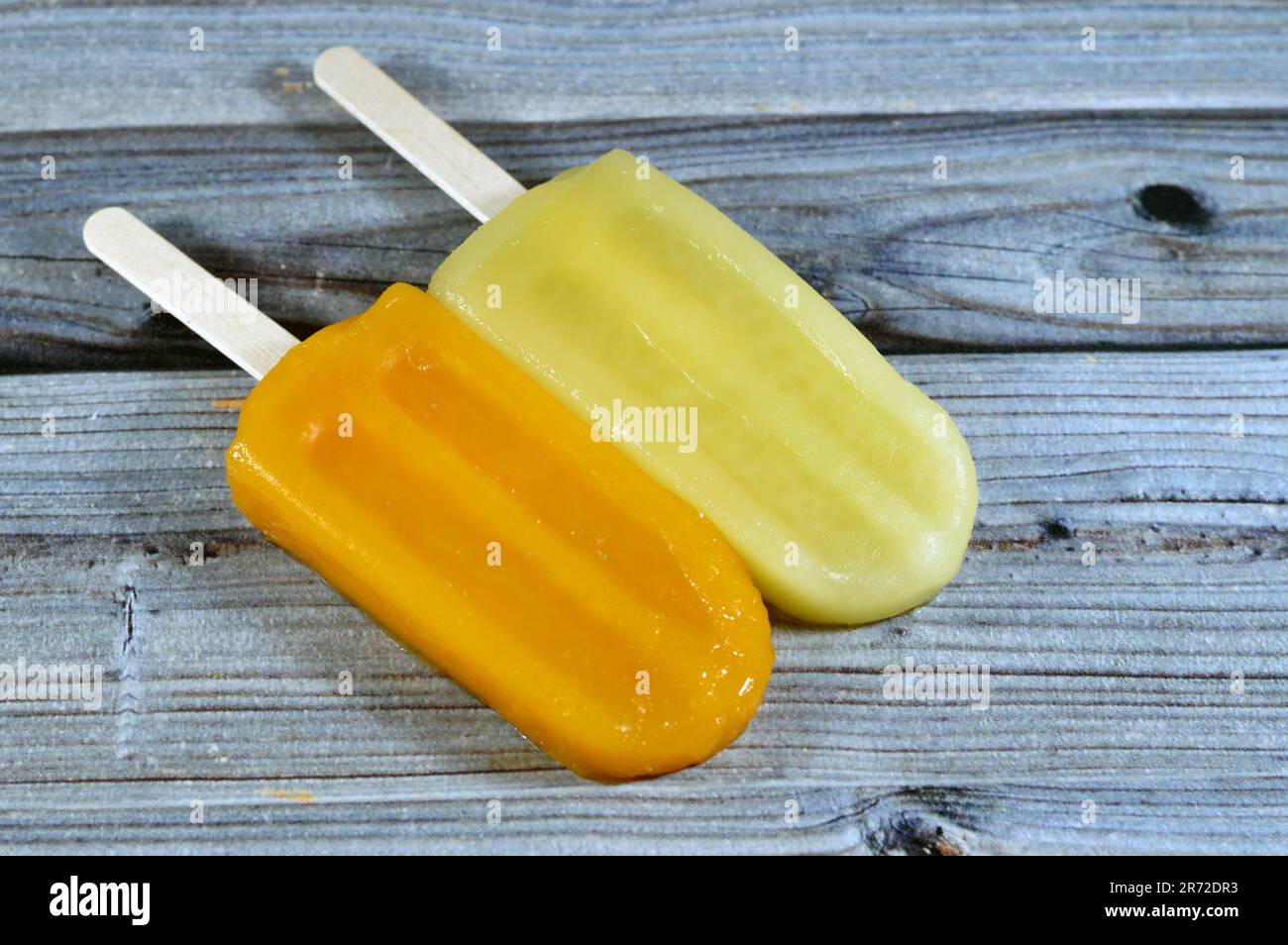 Gefrorene Eisstäbchen aus Mango und Ananas, cremige und köstliche gefrorene Desserts, Konzept der süßen Sommerzeiten, gefrorene Snacks mit Eis Stockfoto