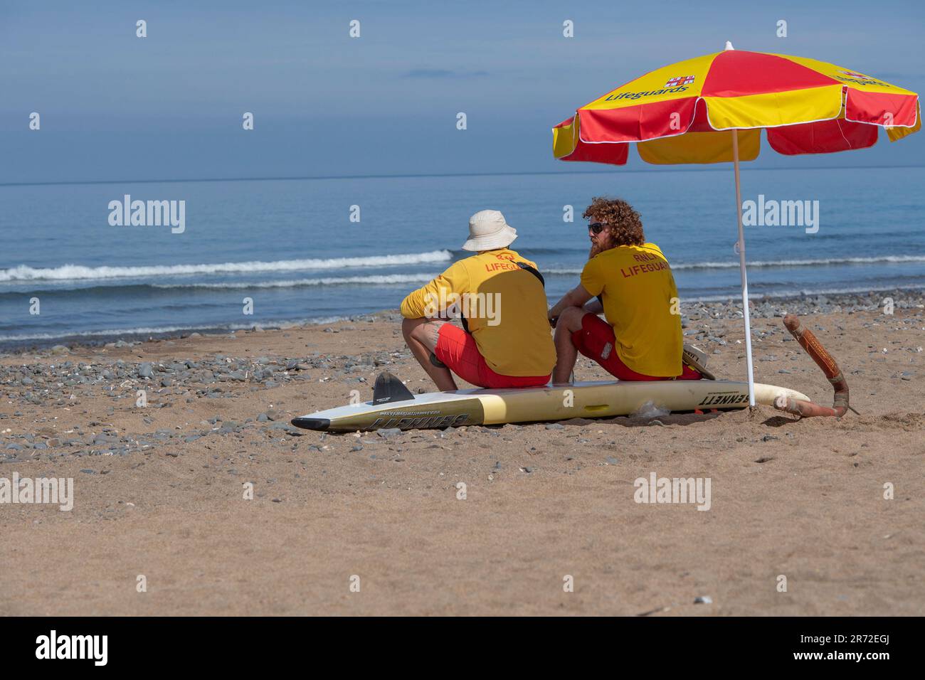 Zwei Rettungsschwimmer am Strand Stockfoto