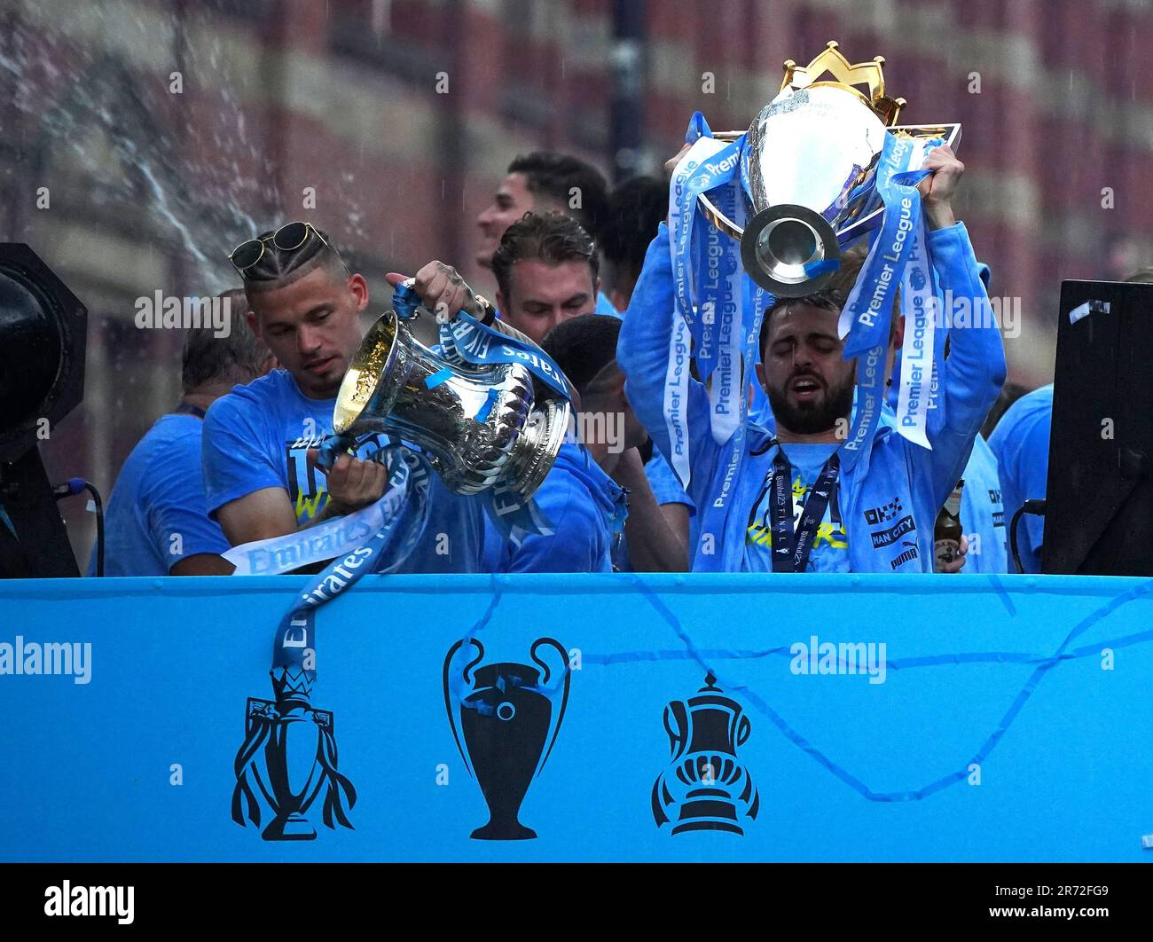 Bernardo Silva von Manchester City hebt die Trophäe der Premeir League während der Treble Parade in Manchester. Manchester City schloss die Treble (Champions League, Premier League und FA Cup) nach einem Sieg von 1-0 über Inter Mailand in Istanbul und sicherte ihnen den Ruhm der Champions League. Foto: Montag, 12. Juni 2023. Stockfoto