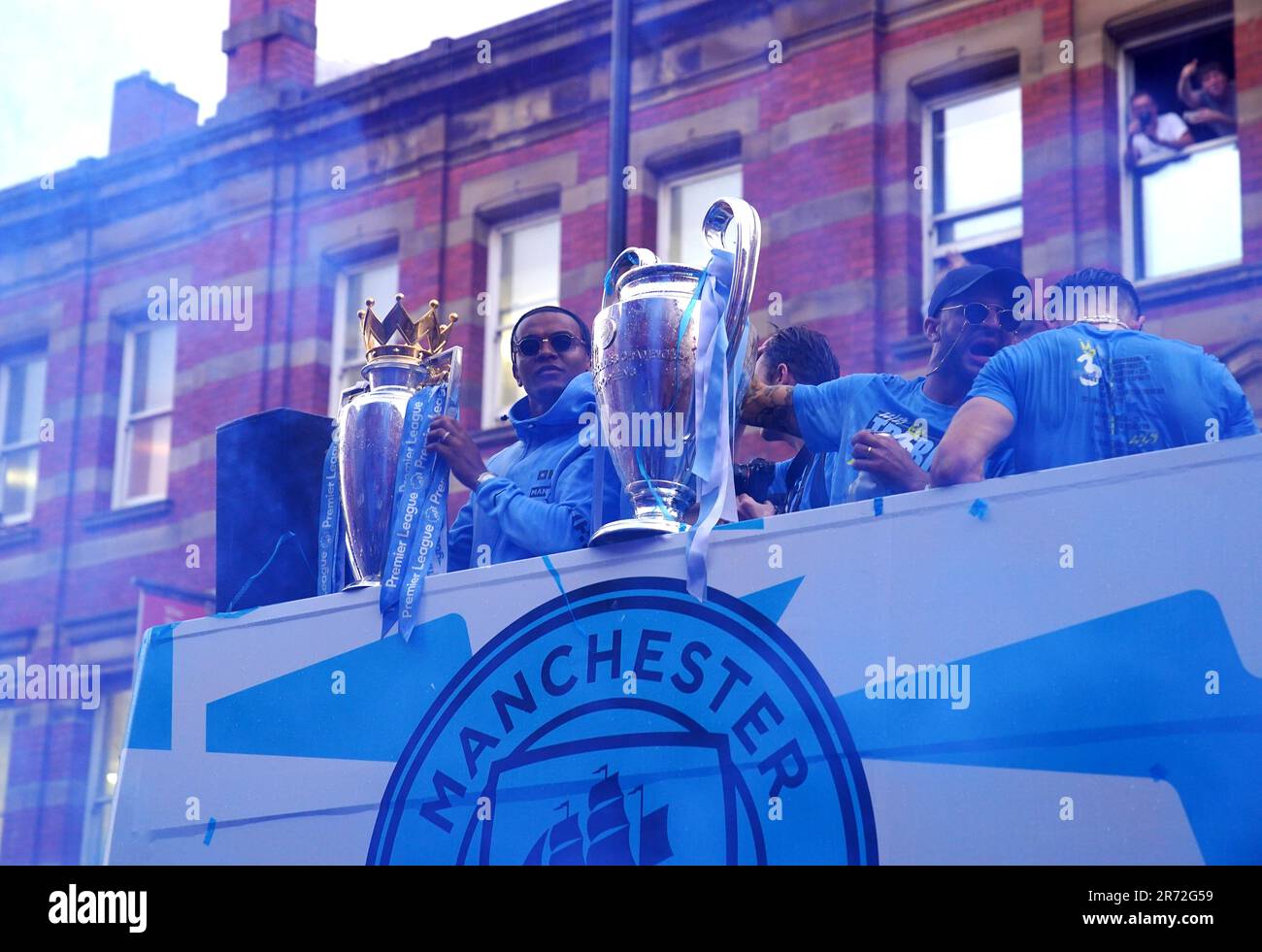 Manuel Akanji von Manchester City mit der Trophäe der Premier League und Kyle Walker mit der Trophäe der Champions League während der Treble Parade in Manchester. Manchester City schloss die Treble (Champions League, Premier League und FA Cup) nach einem Sieg von 1-0 über Inter Mailand in Istanbul und sicherte ihnen den Ruhm der Champions League. Foto: Montag, 12. Juni 2023. Stockfoto