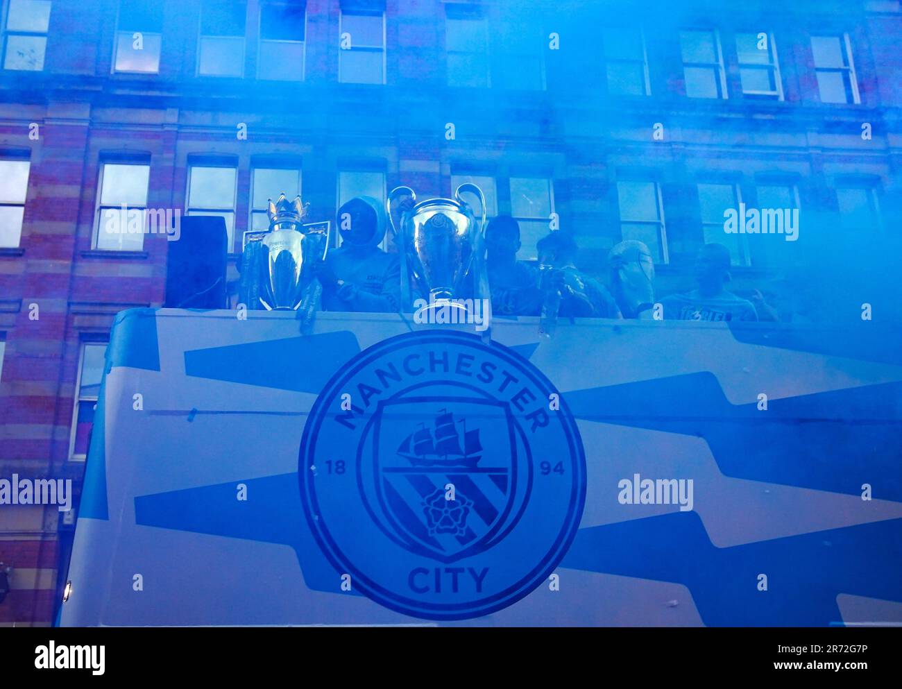 Manuel Akanji von Manchester City mit der Trophäe der Premier League und Kyle Walker mit der Trophäe der Champions League während der Treble Parade in Manchester. Manchester City schloss die Treble (Champions League, Premier League und FA Cup) nach einem Sieg von 1-0 über Inter Mailand in Istanbul und sicherte ihnen den Ruhm der Champions League. Foto: Montag, 12. Juni 2023. Stockfoto