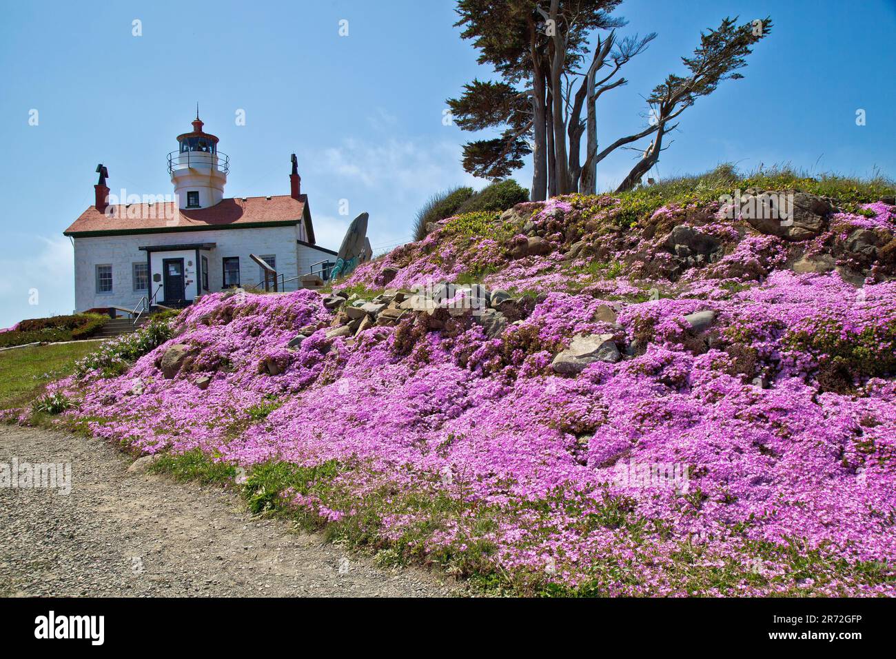 Battery Point Lighthouse & Museum (bei Ebbe erreichbar), derzeit aktiver Leuchtturm, Kalifornien. Stockfoto