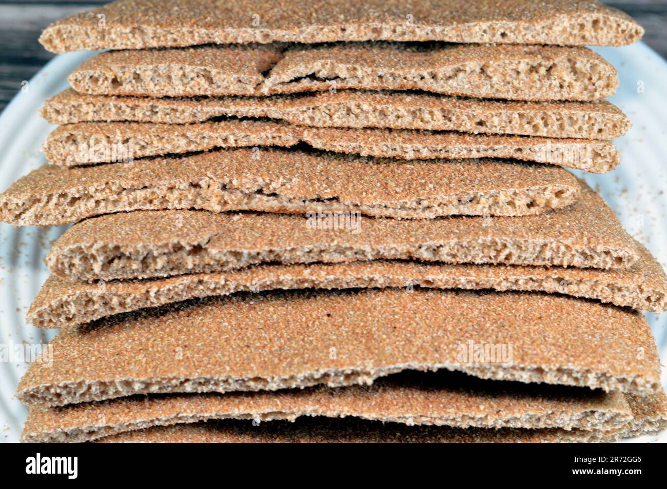 Braunes gebackenes Pitta-Fladenbrot, hauptsächlich aus Kleie hergestellt, Bran-Brot für Sandwiches und neben Mahlzeiten, beliebt in Ägypten, braunes rundes und rundes Ba Stockfoto