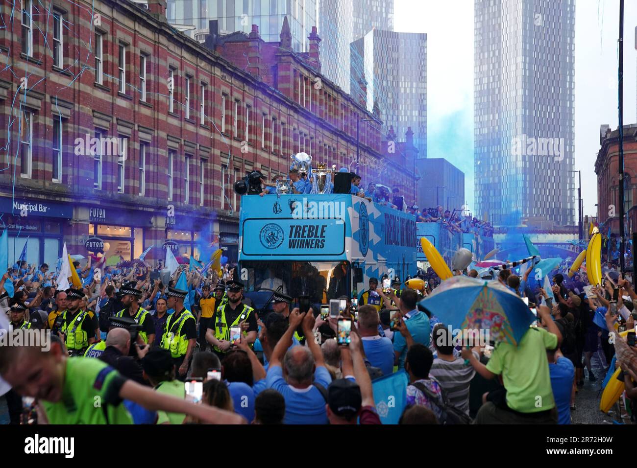 Ein allgemeiner Blick auf den Bus, der während der Treble Parade in Manchester an Fans vorbeifährt. Manchester City schloss die Treble (Champions League, Premier League und FA Cup) nach einem Sieg von 1-0 über Inter Mailand in Istanbul und sicherte ihnen den Ruhm der Champions League. Foto: Montag, 12. Juni 2023. Stockfoto