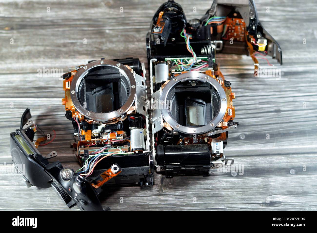 DSLR Foto- und Video-Digitalkamera Karosseriereparatur durch Techniker oder Techniker, Kamera- und Technologiewartung und Reparaturwerkstatt Stockfoto