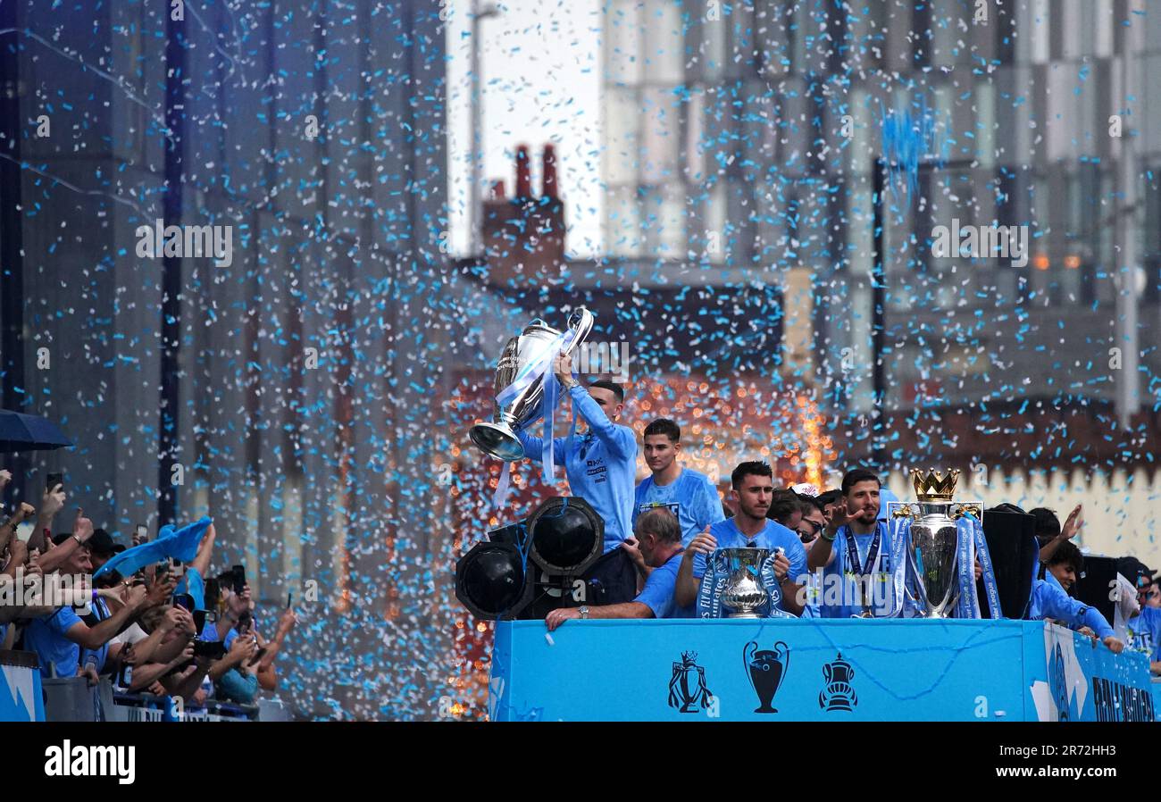 Phil Foden von Manchester City mit der Trophäe „Champions League“, Aymeric Laporte mit der Trophäe „Emirates FA Cup“ und Ruben Dias mit der Trophäe „Premier League“ während der Treble Parade in Manchester. Manchester City schloss die Treble (Champions League, Premier League und FA Cup) nach einem Sieg von 1-0 über Inter Mailand in Istanbul und sicherte ihnen den Ruhm der Champions League. Foto: Montag, 12. Juni 2023. Stockfoto