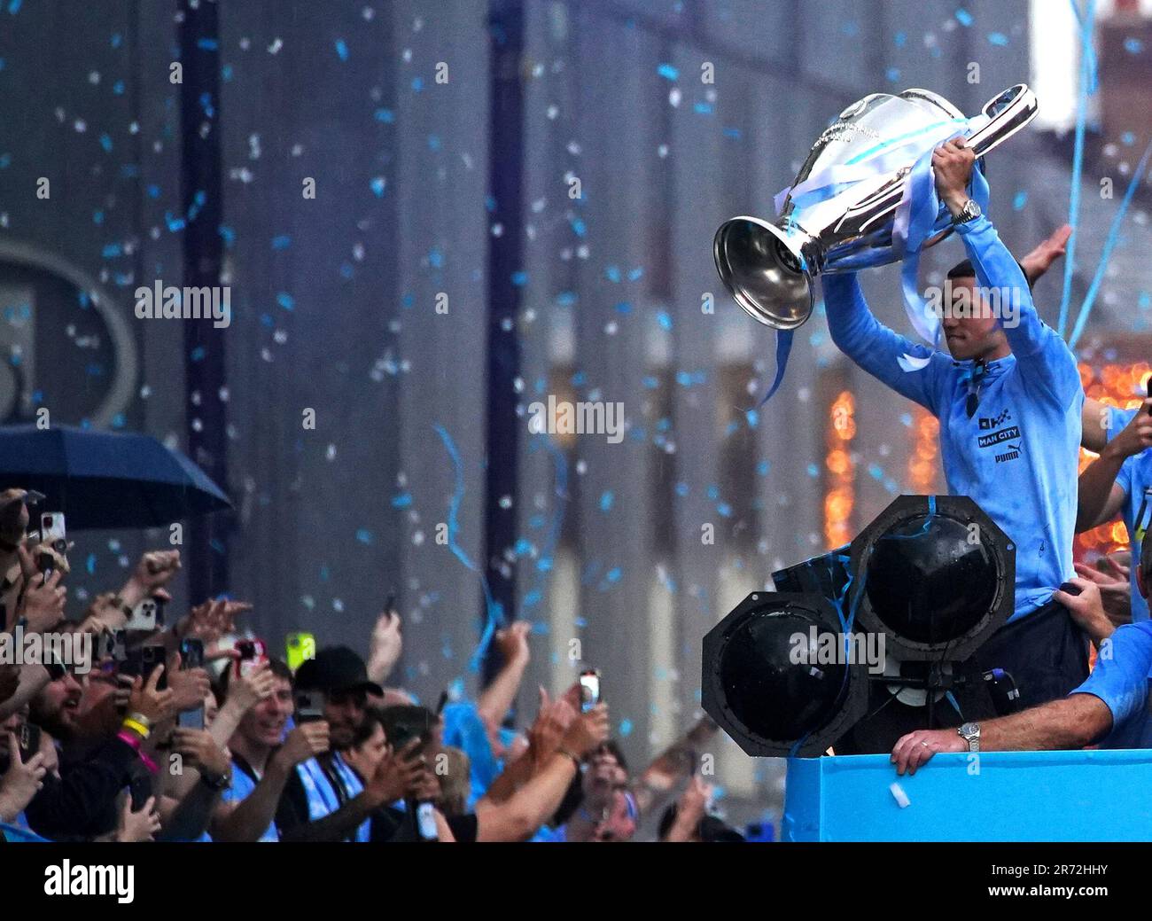 Phil Foden von Manchester City mit der Trophäe der Champions League während der Treble Parade in Manchester. Manchester City schloss die Treble (Champions League, Premier League und FA Cup) nach einem Sieg von 1-0 über Inter Mailand in Istanbul und sicherte ihnen den Ruhm der Champions League. Foto: Montag, 12. Juni 2023. Stockfoto
