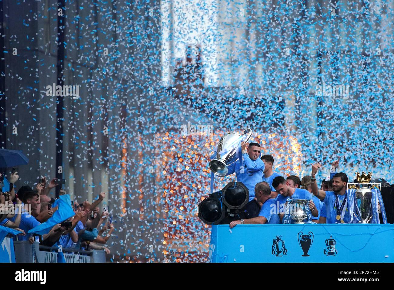Phil Foden von Manchester City mit der Trophäe „Champions League“, Aymeric Laporte mit der Trophäe „Emirates FA Cup“ und Ruben Dias mit der Trophäe „Premier League“ während der Treble Parade in Manchester. Manchester City schloss die Treble (Champions League, Premier League und FA Cup) nach einem Sieg von 1-0 über Inter Mailand in Istanbul und sicherte ihnen den Ruhm der Champions League. Foto: Montag, 12. Juni 2023. Stockfoto