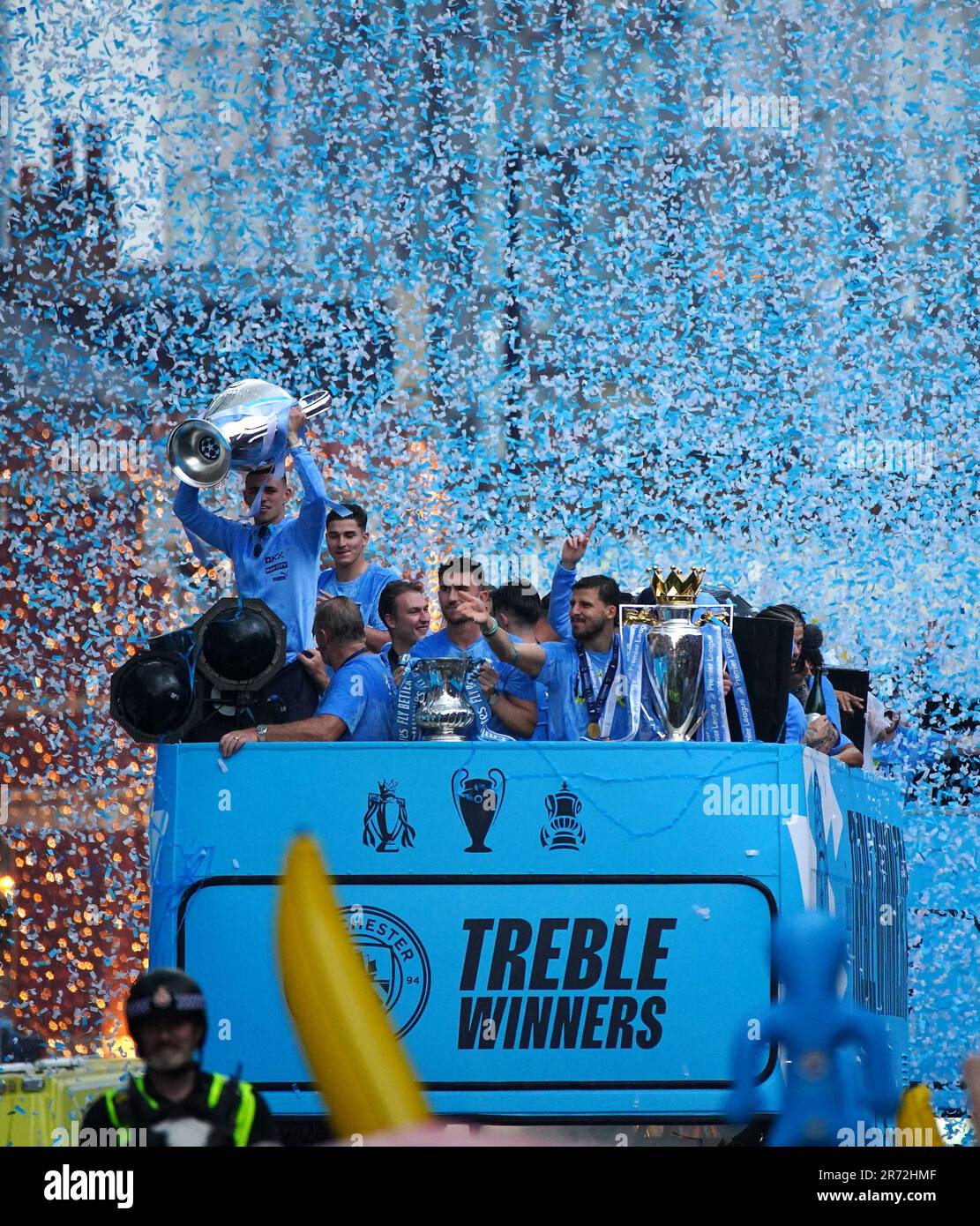 Phil Foden von Manchester City mit der Trophäe „Champions League“, Aymeric Laporte mit der Trophäe „Emirates FA Cup“ und Ruben Dias mit der Trophäe „Premier League“ während der Treble Parade in Manchester. Manchester City schloss die Treble (Champions League, Premier League und FA Cup) nach einem Sieg von 1-0 über Inter Mailand in Istanbul und sicherte ihnen den Ruhm der Champions League. Foto: Montag, 12. Juni 2023. Stockfoto