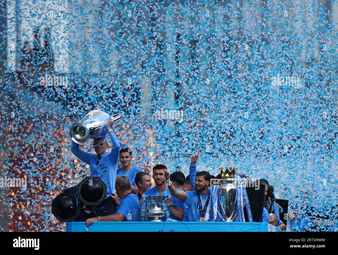 Phil Foden von Manchester City mit der Trophäe „Champions League“, Aymeric Laporte mit der Trophäe „Emirates FA Cup“ und Ruben Dias mit der Trophäe „Premier League“ während der Treble Parade in Manchester. Manchester City schloss die Treble (Champions League, Premier League und FA Cup) nach einem Sieg von 1-0 über Inter Mailand in Istanbul und sicherte ihnen den Ruhm der Champions League. Foto: Montag, 12. Juni 2023. Stockfoto