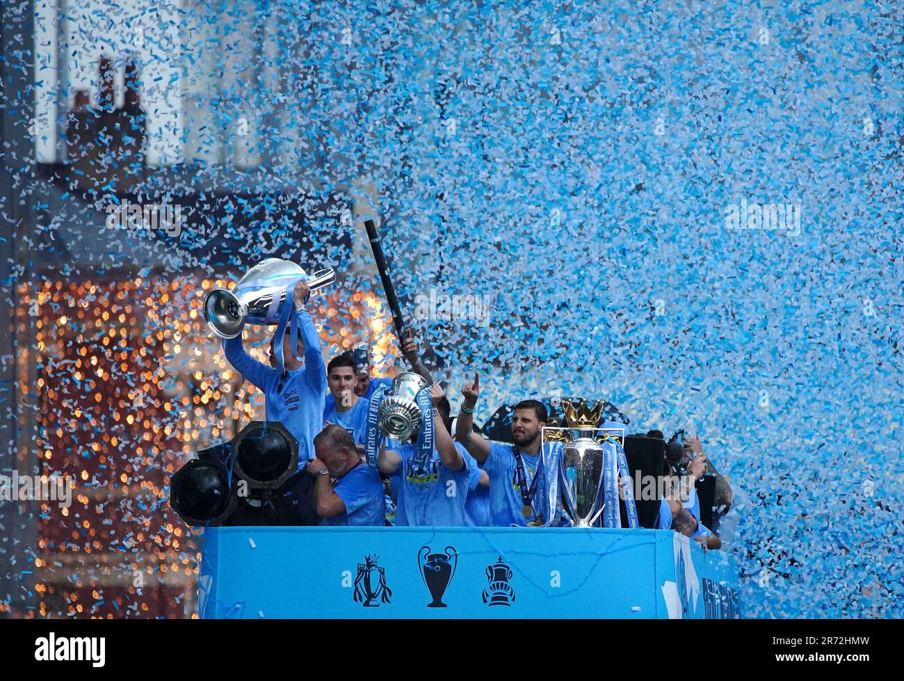 Phil Foden von Manchester City mit der Trophäe „Champions League“, Aymeric Laporte mit der Trophäe „Emirates FA Cup“ und Ruben Dias mit der Trophäe „Premier League“ während der Treble Parade in Manchester. Manchester City schloss die Treble (Champions League, Premier League und FA Cup) nach einem Sieg von 1-0 über Inter Mailand in Istanbul und sicherte ihnen den Ruhm der Champions League. Foto: Montag, 12. Juni 2023. Stockfoto