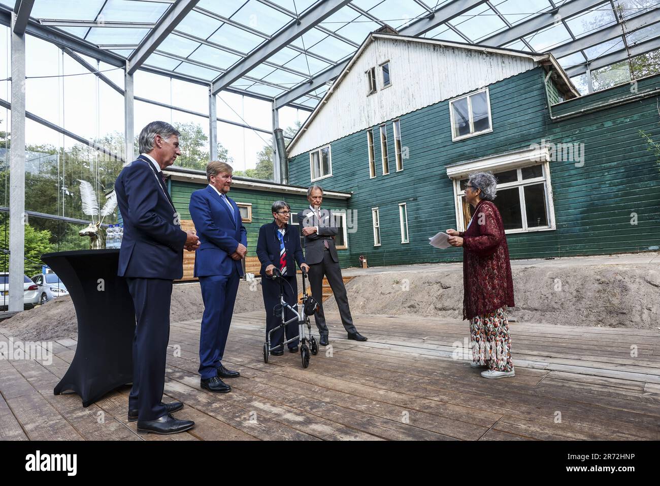 WESTERBORK - König Willem-Alexander erhalten eine Einführung in das Haus des Lagers Westerbork des Kommandanten über die Aufführung East Side Story, über die molukkisch-niederländische Geschichte. Während der Vorstellung wurden dem König verschiedene Szenen und Szenen über das Leben der Molukken-Gemeinde in den Wohngebieten gezeigt. ANP VINCENT JANNINK niederlande raus - belgien raus Stockfoto