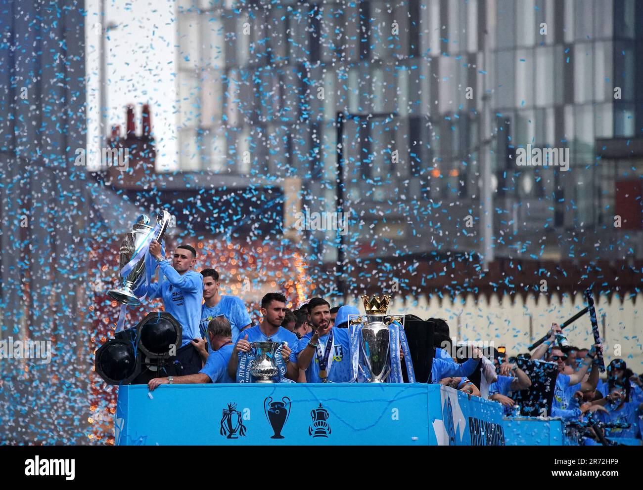 Phil Foden von Manchester City mit der Trophäe „Champions League“, Aymeric Laporte mit der Trophäe „Emirates FA Cup“ und Ruben Dias mit der Trophäe „Premier League“ während der Treble Parade in Manchester. Manchester City schloss die Treble (Champions League, Premier League und FA Cup) nach einem Sieg von 1-0 über Inter Mailand in Istanbul und sicherte ihnen den Ruhm der Champions League. Foto: Montag, 12. Juni 2023. Stockfoto