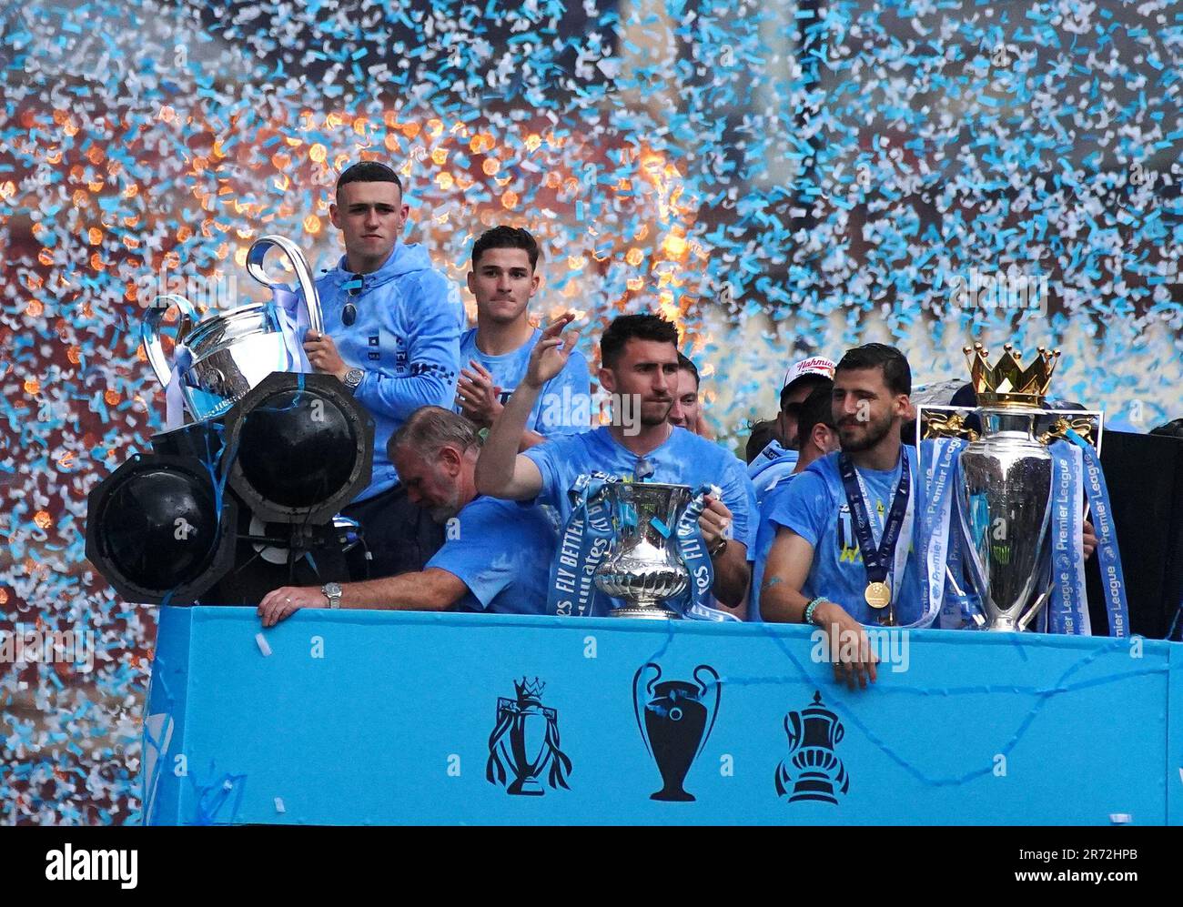 Phil Foden von Manchester City mit der Trophäe „Champions League“, Aymeric Laporte mit der Trophäe „Emirates FA Cup“ und Ruben Dias mit der Trophäe „Premier League“ während der Treble Parade in Manchester. Manchester City schloss die Treble (Champions League, Premier League und FA Cup) nach einem Sieg von 1-0 über Inter Mailand in Istanbul und sicherte ihnen den Ruhm der Champions League. Foto: Montag, 12. Juni 2023. Stockfoto