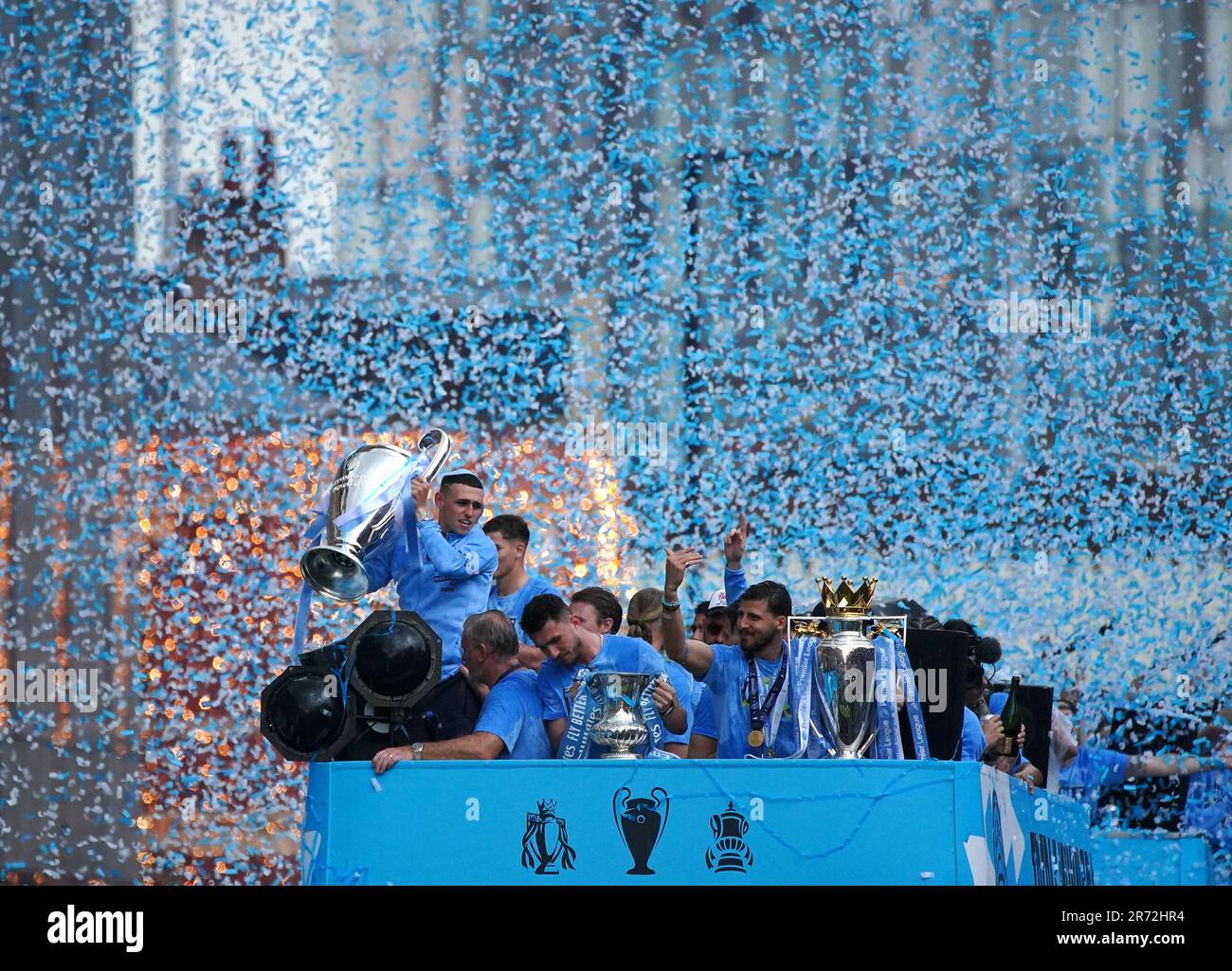 Phil Foden von Manchester City mit der Trophäe „Champions League“, Aymeric Laporte mit der Trophäe „Emirates FA Cup“ und Ruben Dias mit der Trophäe „Premier League“ während der Treble Parade in Manchester. Manchester City schloss die Treble (Champions League, Premier League und FA Cup) nach einem Sieg von 1-0 über Inter Mailand in Istanbul und sicherte ihnen den Ruhm der Champions League. Foto: Montag, 12. Juni 2023. Stockfoto