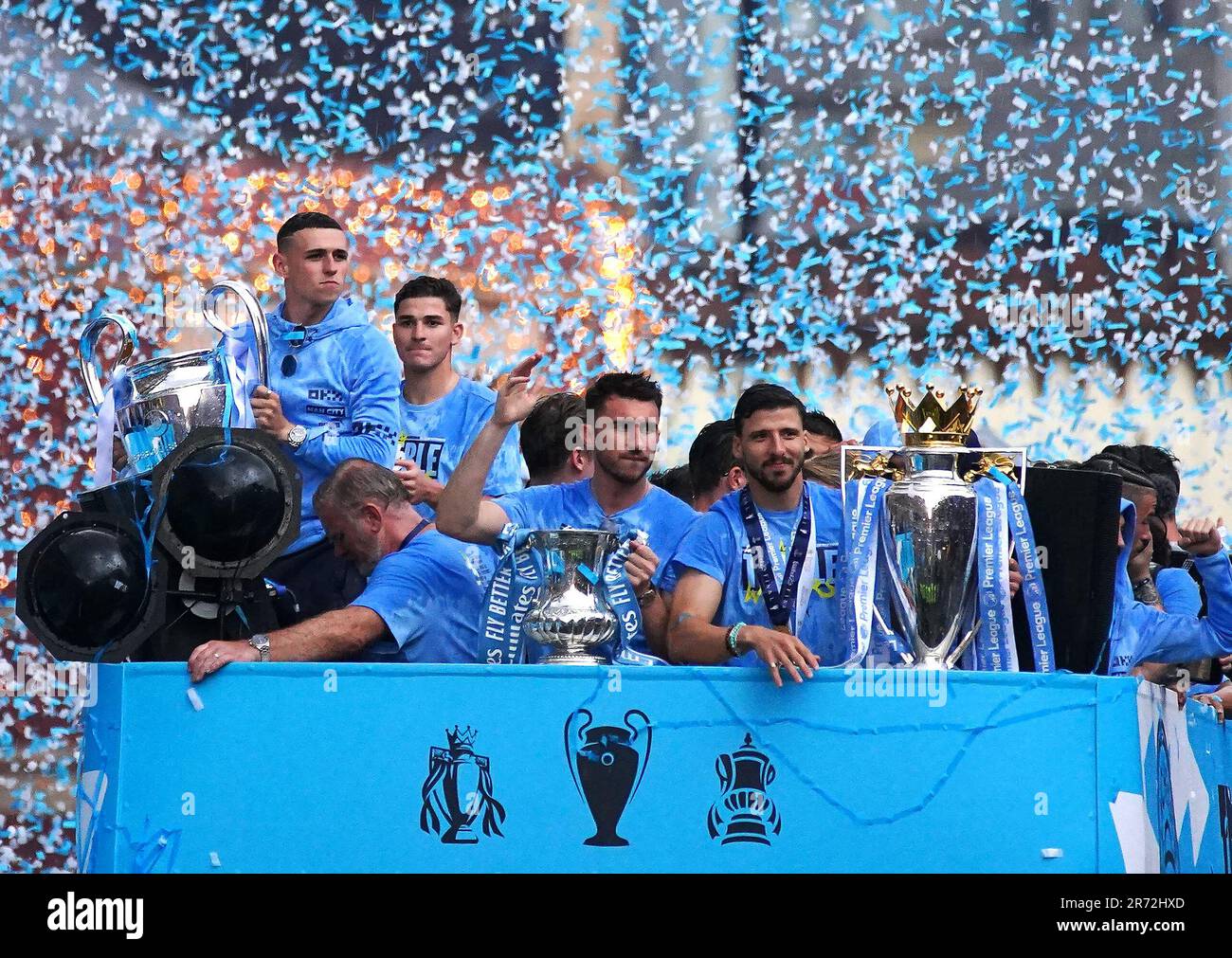 Phil Foden von Manchester City mit der Trophäe „Champions League“, Aymeric Laporte mit der Trophäe „Emirates FA Cup“ und Ruben Dias mit der Trophäe „Premier League“ während der Treble Parade in Manchester. Manchester City schloss die Treble (Champions League, Premier League und FA Cup) nach einem Sieg von 1-0 über Inter Mailand in Istanbul und sicherte ihnen den Ruhm der Champions League. Foto: Montag, 12. Juni 2023. Stockfoto