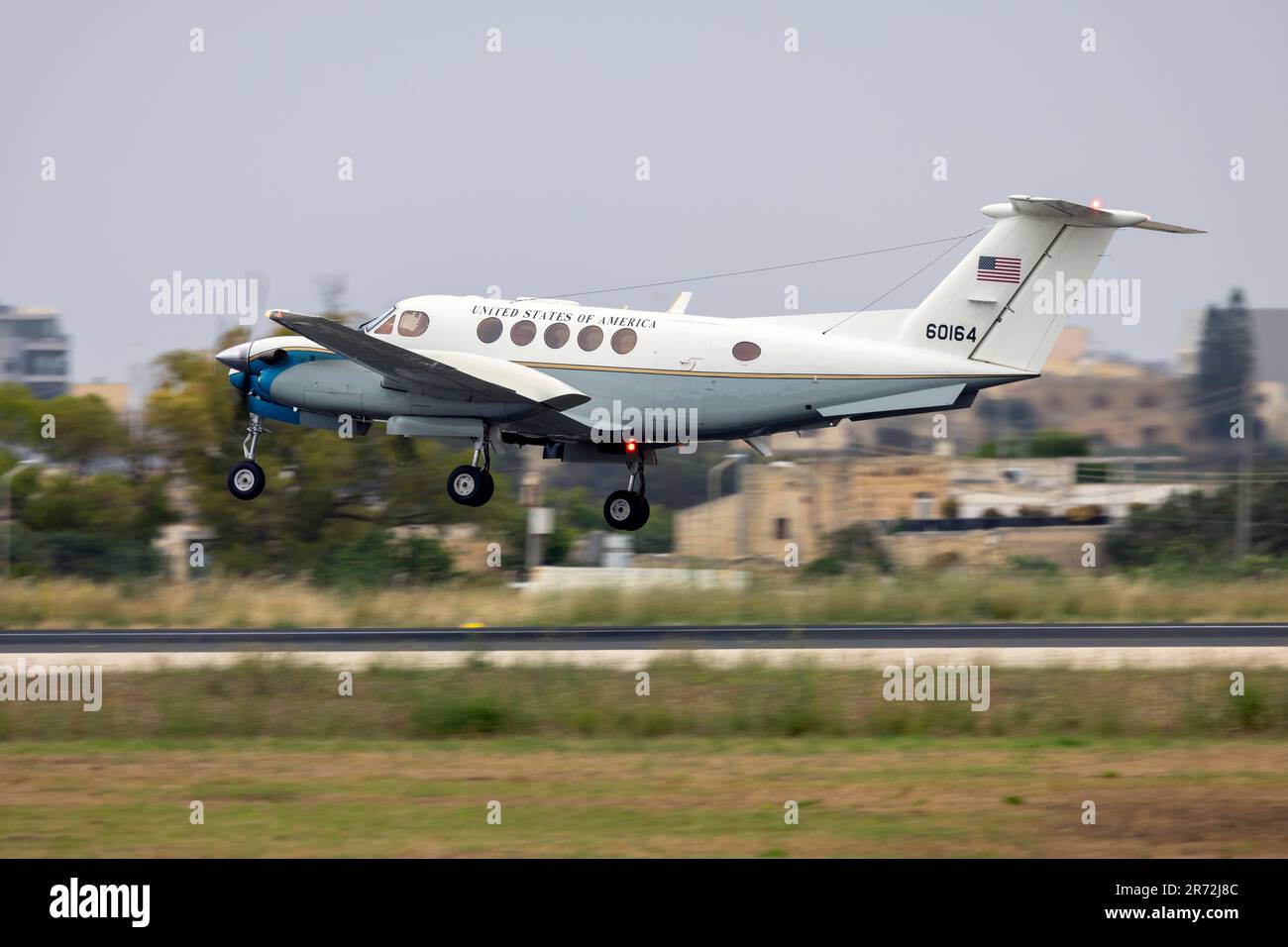 US Air Force (USAF) Beechcraft C-12C Huron (Reg.: 76-0164) an einem bewölkten Nachmittag auf der Finalbahn 31. Stockfoto
