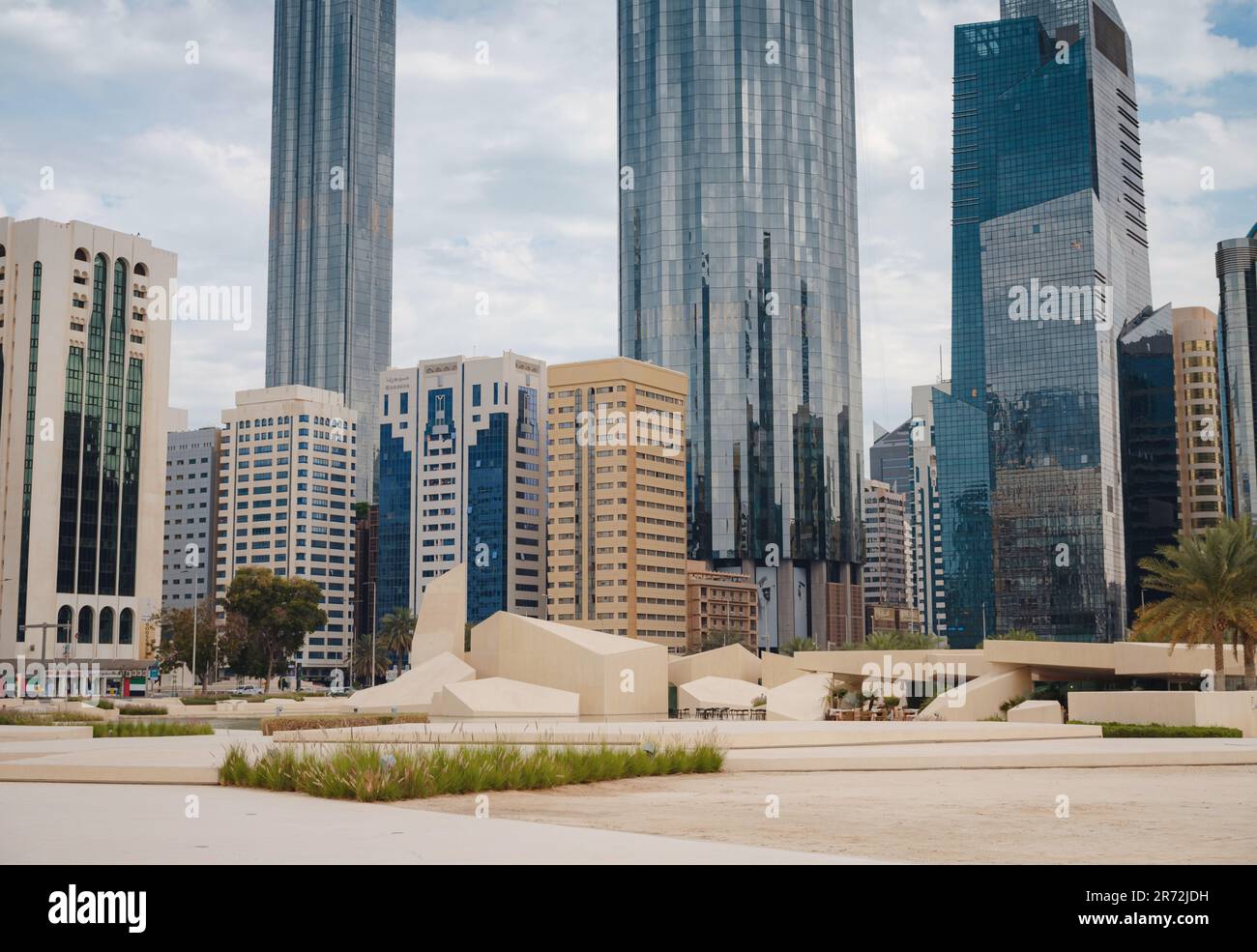 Abu Dhabi, Vereinigte Arabische Emirate - 19. März 2023: Modernes Qasr al Hosn Heritage Museum und moderne Wolkenkratzer . Berühmte Wahrzeichen der Stadt Abu Dhabi, Stockfoto