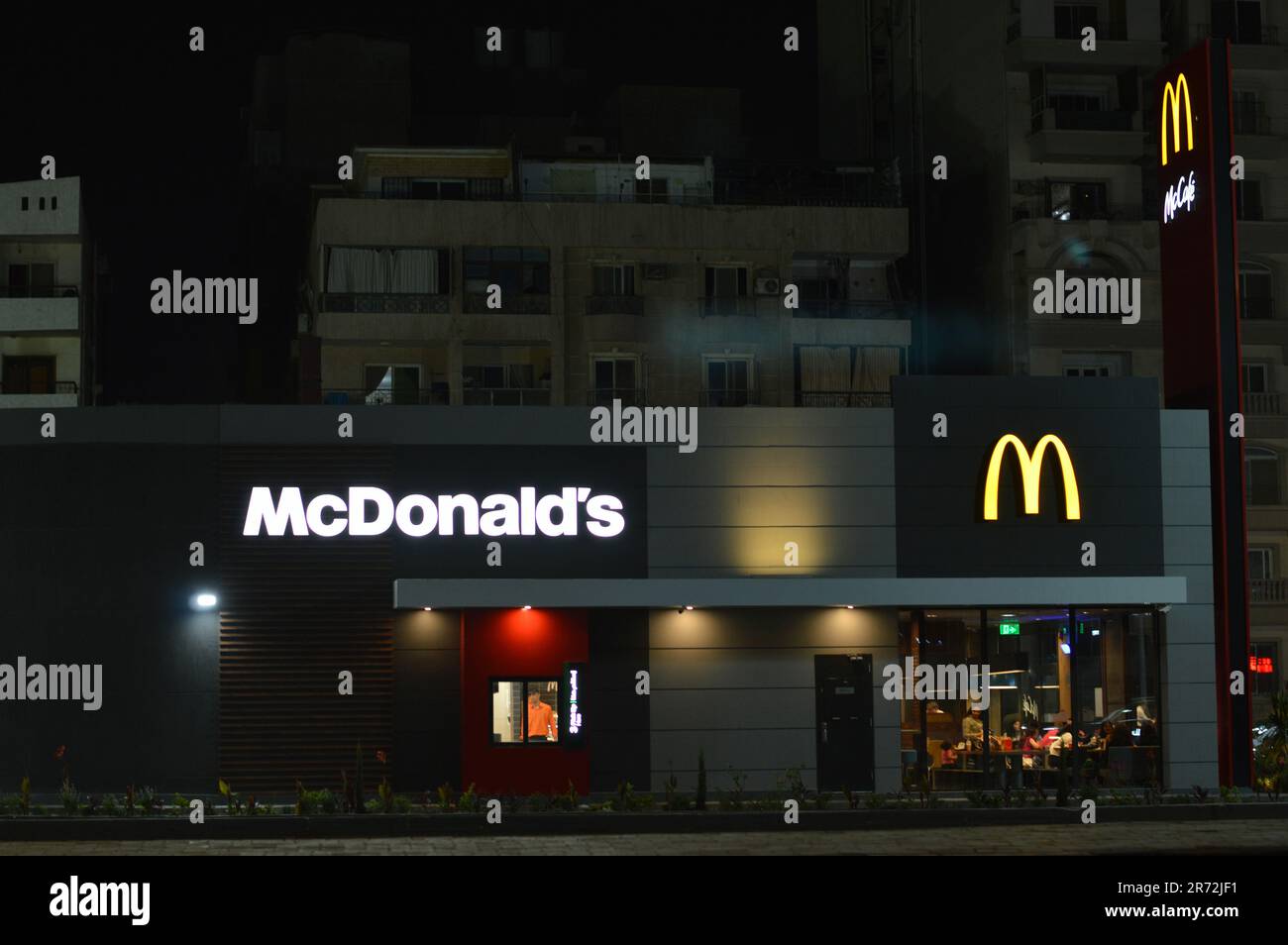 Kairo, Ägypten, Juni 10 2023: McDonald's Fast Food Restaurant, McDonald's Corporation ist ein amerikanisches multinationales Unternehmen, Macdonalds Gebäude mit FO Stockfoto