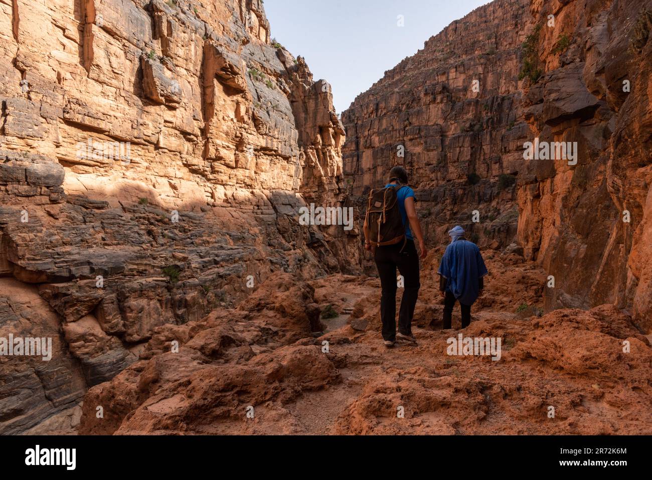 Wanderung durch den berühmten Amtoudi Canyon im Anti-Atlas, Marokko Stockfoto