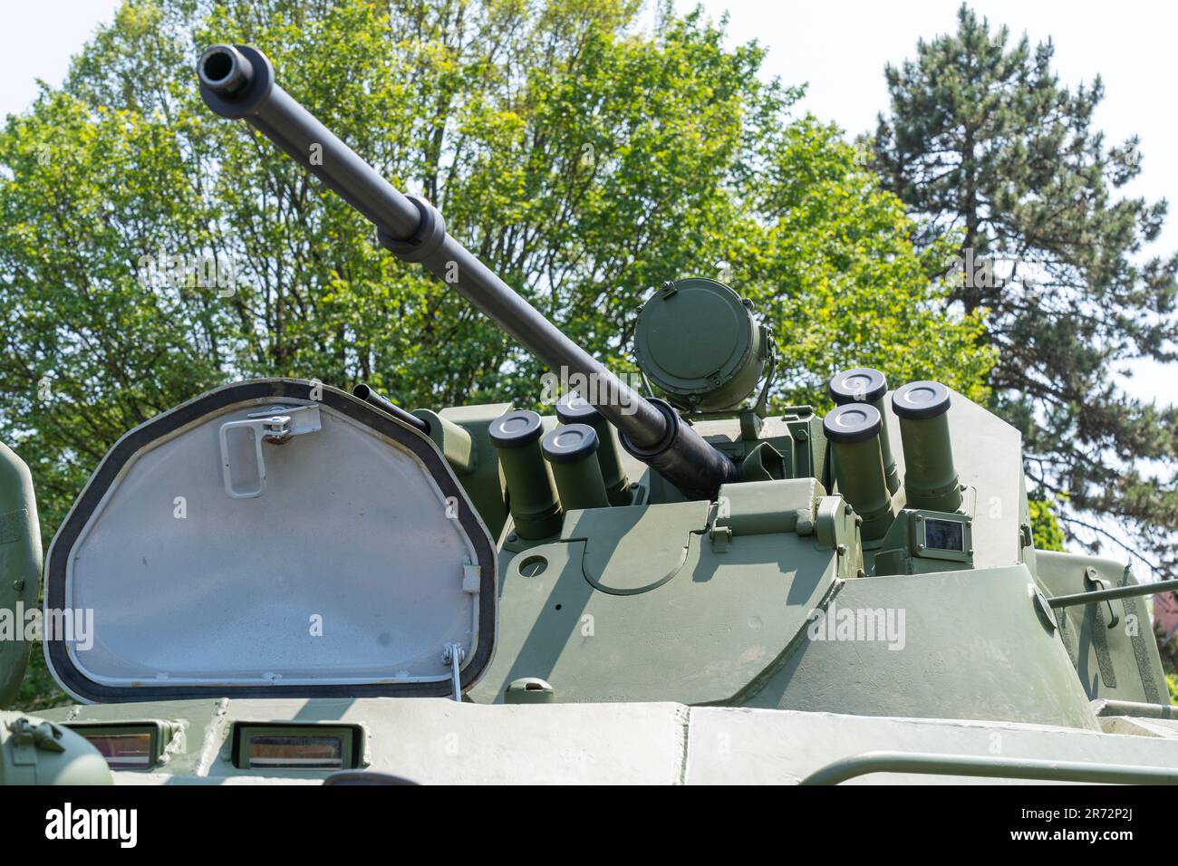 Der Geschützturm eines grünen gepanzerten Personentransporters, ausgestattet mit einem schweren Maschinengewehr und einem Nebel-Granatwerfer Stockfoto