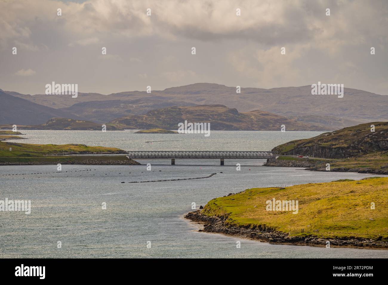 Blick auf den Loch Barraglom in Richtung der neuen Brücke nach Great Bernera Stockfoto