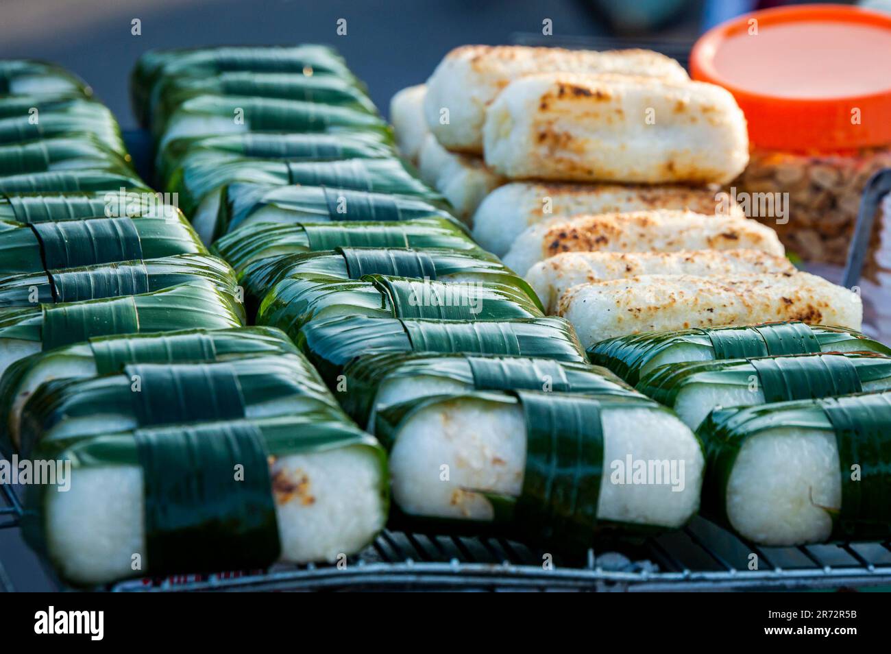 Vietnamesisches Snack-Essen klebriger Reis mit grünem Blatt vom vietnamesischen Straßenmarkt. Stockfoto