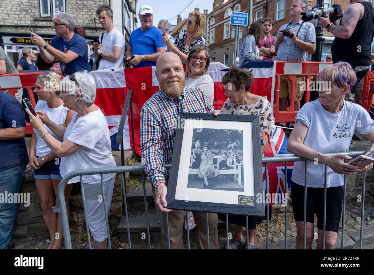 Ein weiser Weiser, der König Karl III. Während seines Besuchs in Pickering in Yorkshire ein Bild zeigte, nachdem er mit dem königlichen Zug angekommen war, der vom fliegenden Schotten gezogen wurde. Foto: Montag, 12. Juni 2023. Stockfoto