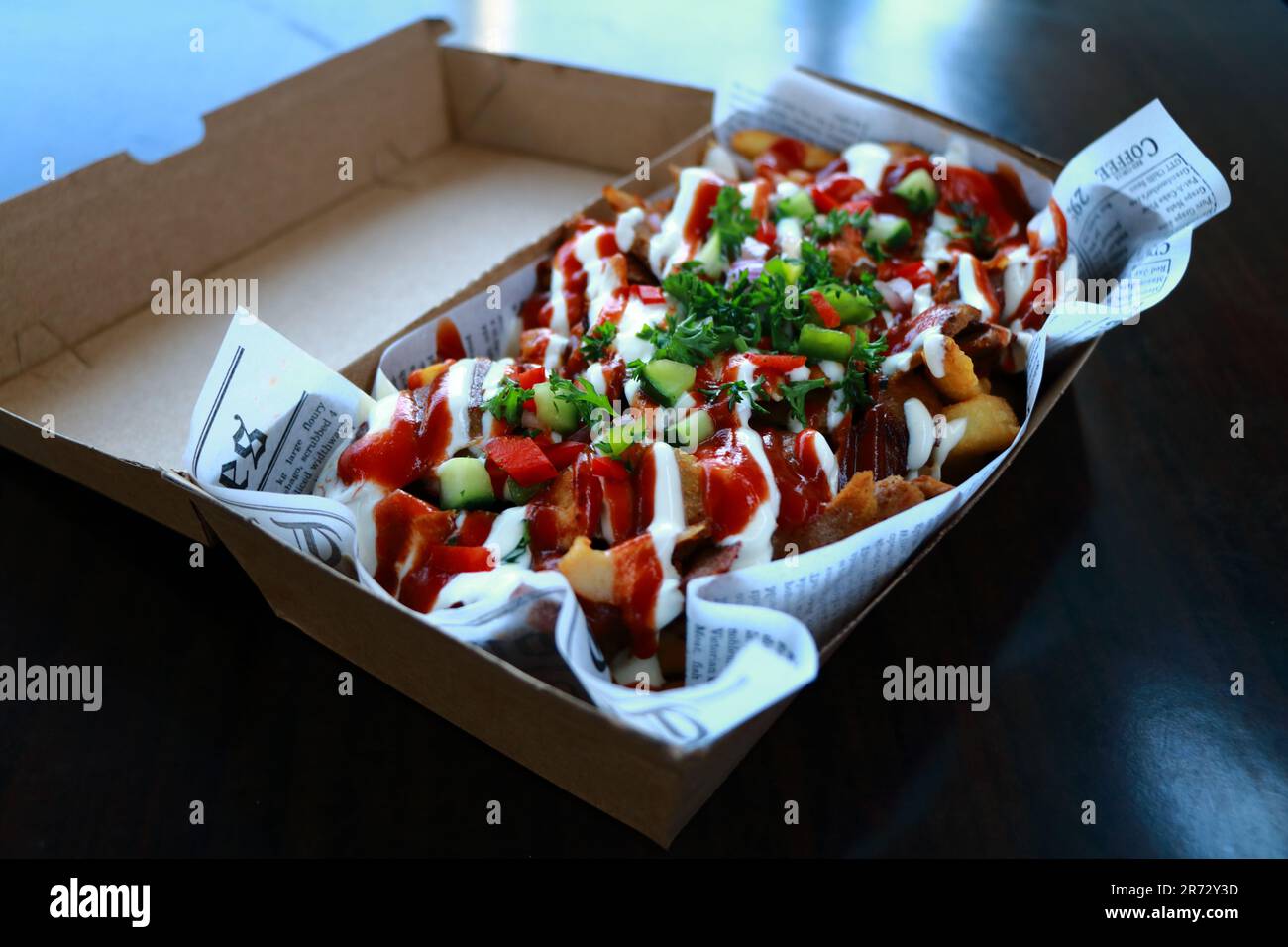 Ein Pappkarton mit pommes Frites mit Ketchup und Mayonnaise Stockfoto