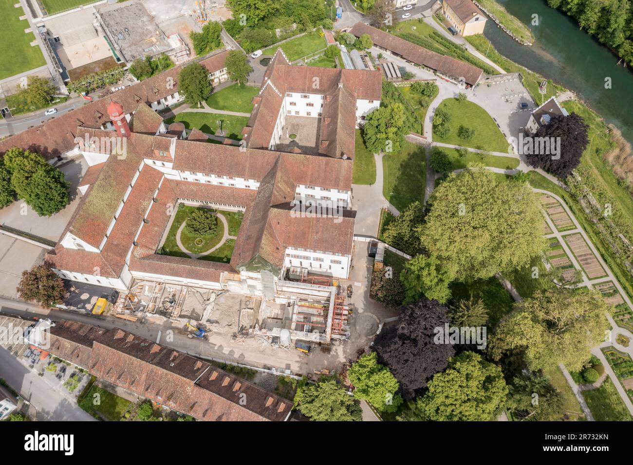 Garten des Klosters Wettingen, Halbinsel Wettingen, Fluss Limmat, Luftaufnahme, Aargau, Die Schweiz. Stockfoto