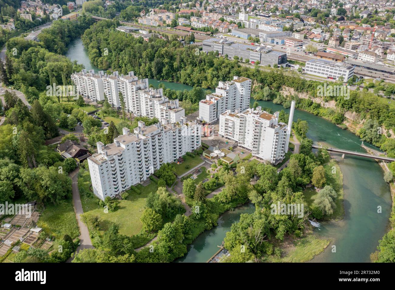 Apartmentblock und Geschäftsgebäude am Fluss Limmat, Wettingen Halbinsel, Luftblick, Stadt Baden, Aargau, Die Schweiz Stockfoto