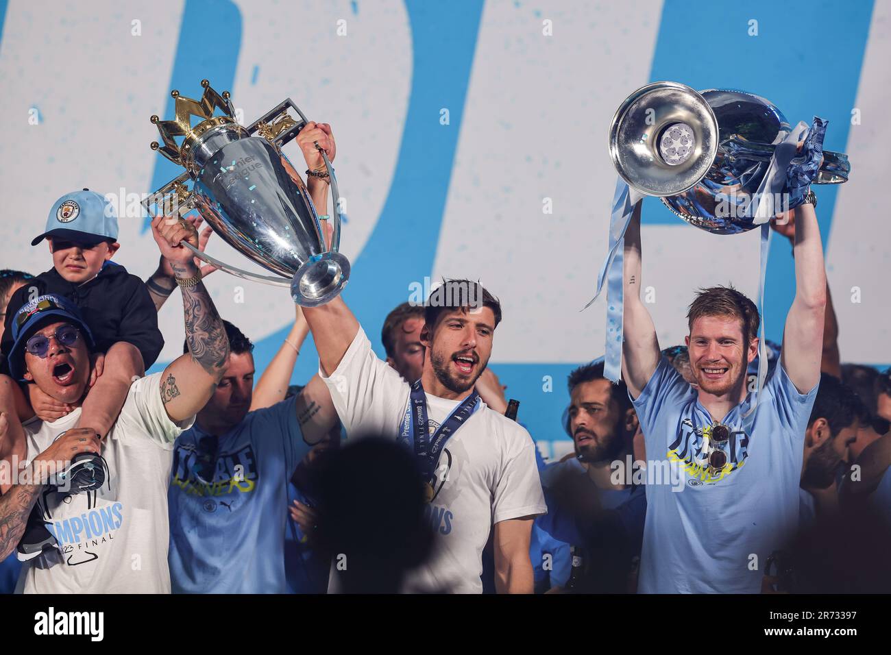 Kevin De Bruyne #17, Aymeric Laporte #14 und Ederson #31 von Manchester City heben die Trophäen auf der Bühne während der Manchester City Treble Victory Parade am St. Peter's Square, Manchester, Großbritannien, 12. Juni 2023 (Foto von Mark Cosgrove/News Images) in, am 6.12.2023. (Foto: Mark Cosgrove/News Images/Sipa USA) Guthaben: SIPA USA/Alamy Live News Stockfoto