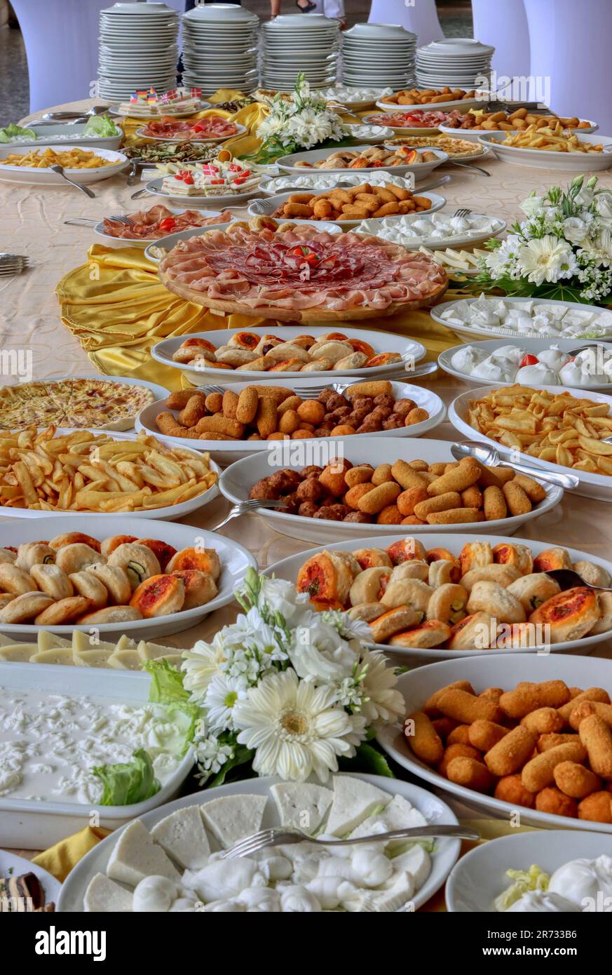 Tischset mit großem Buffet. Catering mit verschiedenen Arten von Speisen Stockfoto