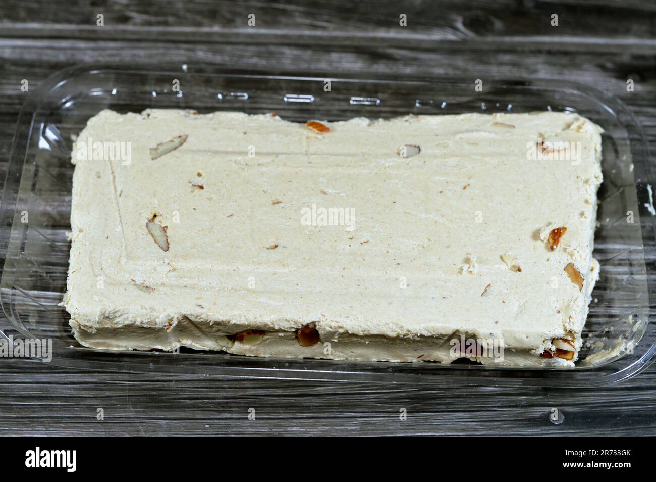 Traditionelle Tahini-Halva mit Mandeln oder Halawa Tahiniya, die ...