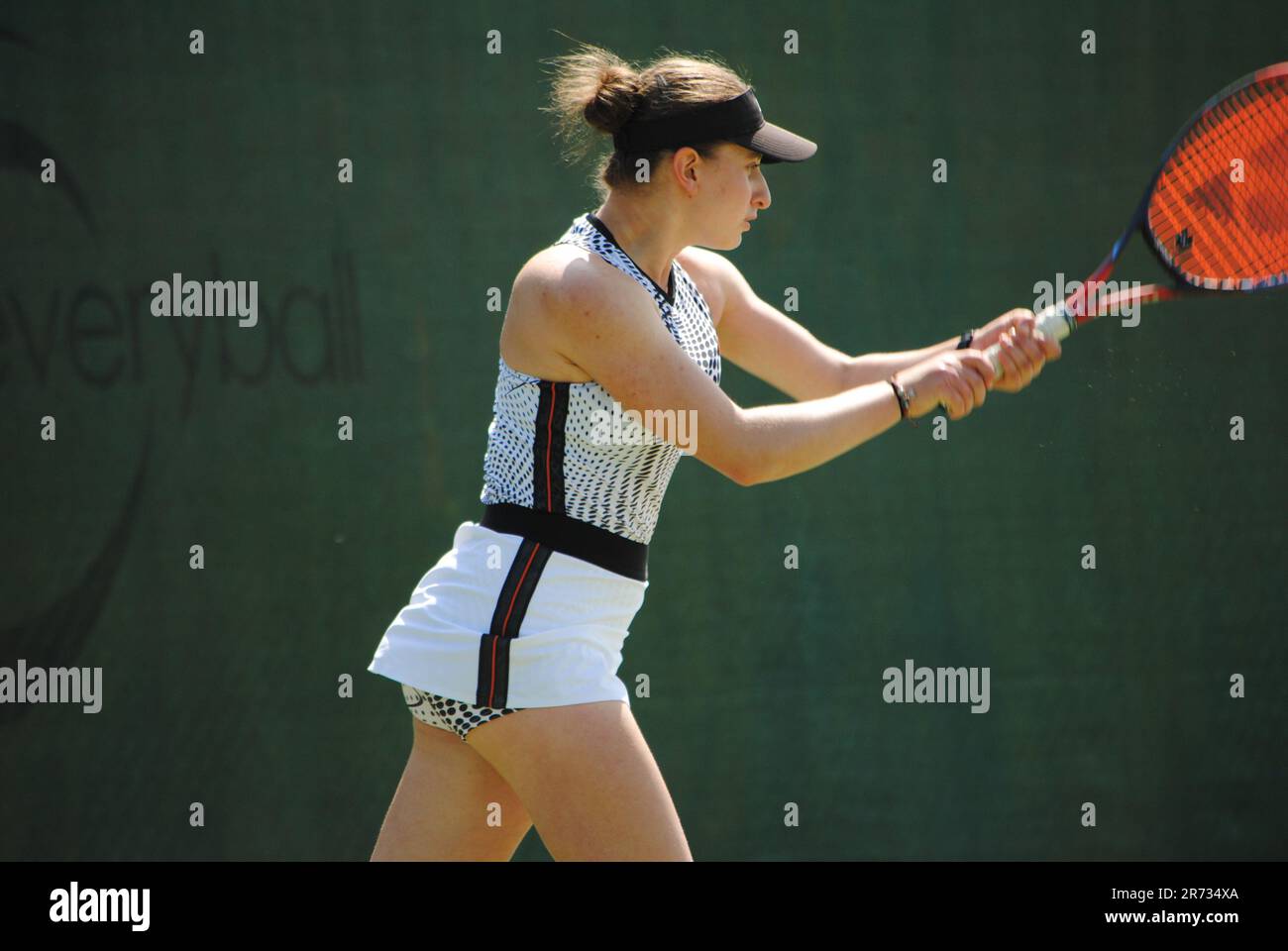 Amelie-Tennisspielerin mit der Rückhand Stockfoto